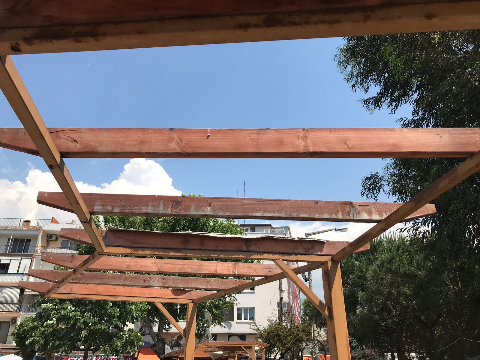 Dikili'de parklar bakımsızlıktan çürüyor