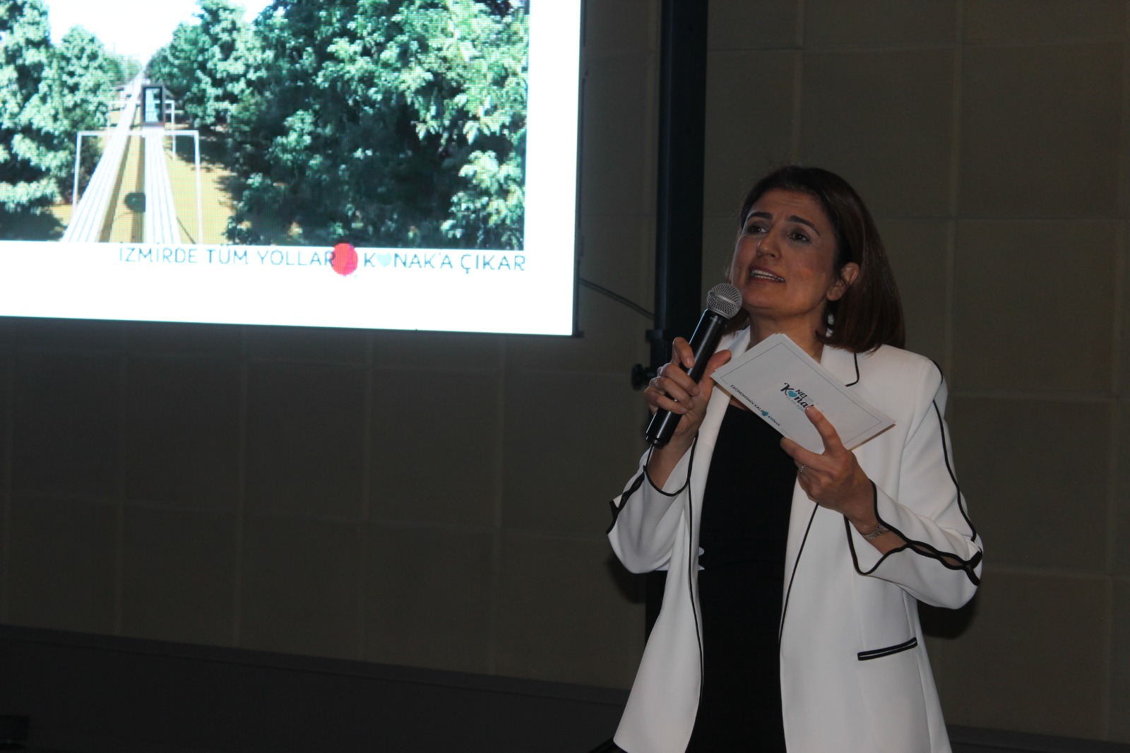 AK Parti’nin Konak Belediye Başkan adayı Eroğlu: “Herkesi kucaklamak için geliyoruz”