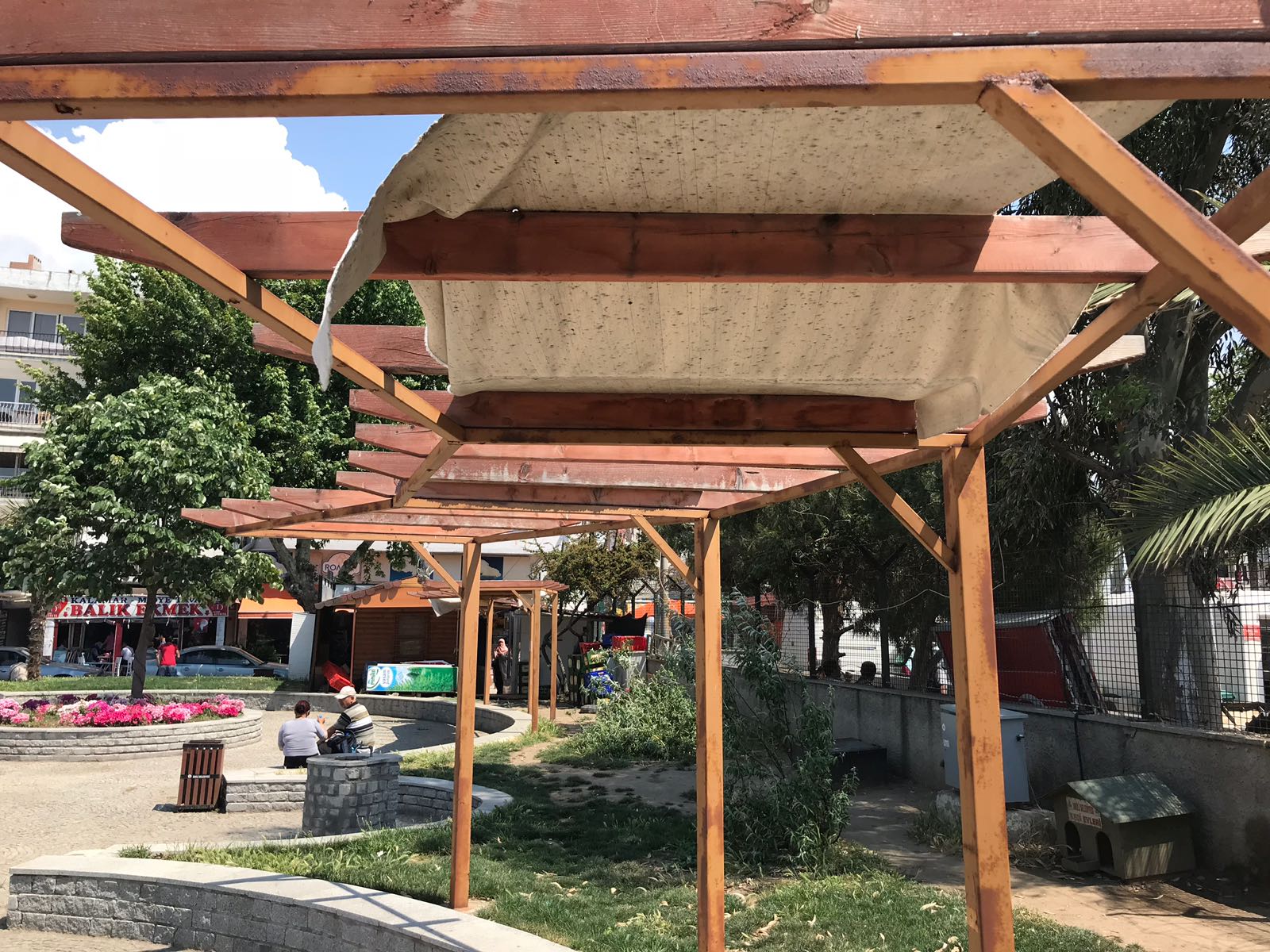 Dikili'de parklar bakımsızlıktan çürüyor