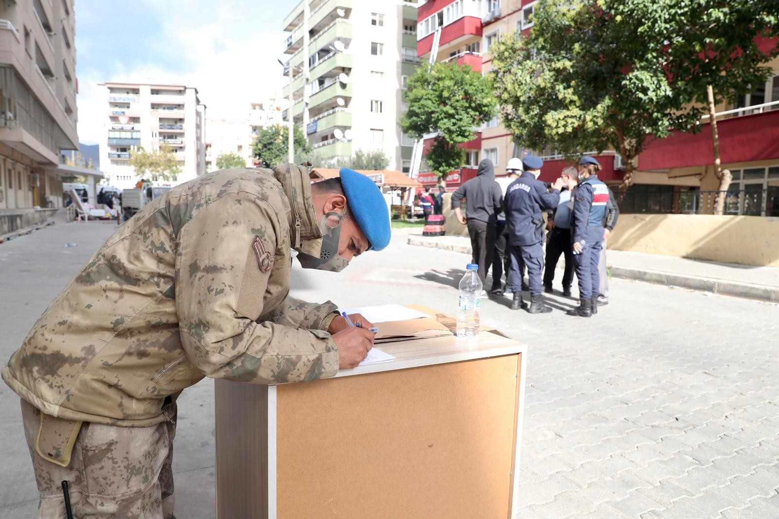 İzmir’de hasarlı binalardan tahliyeler devam ediyor