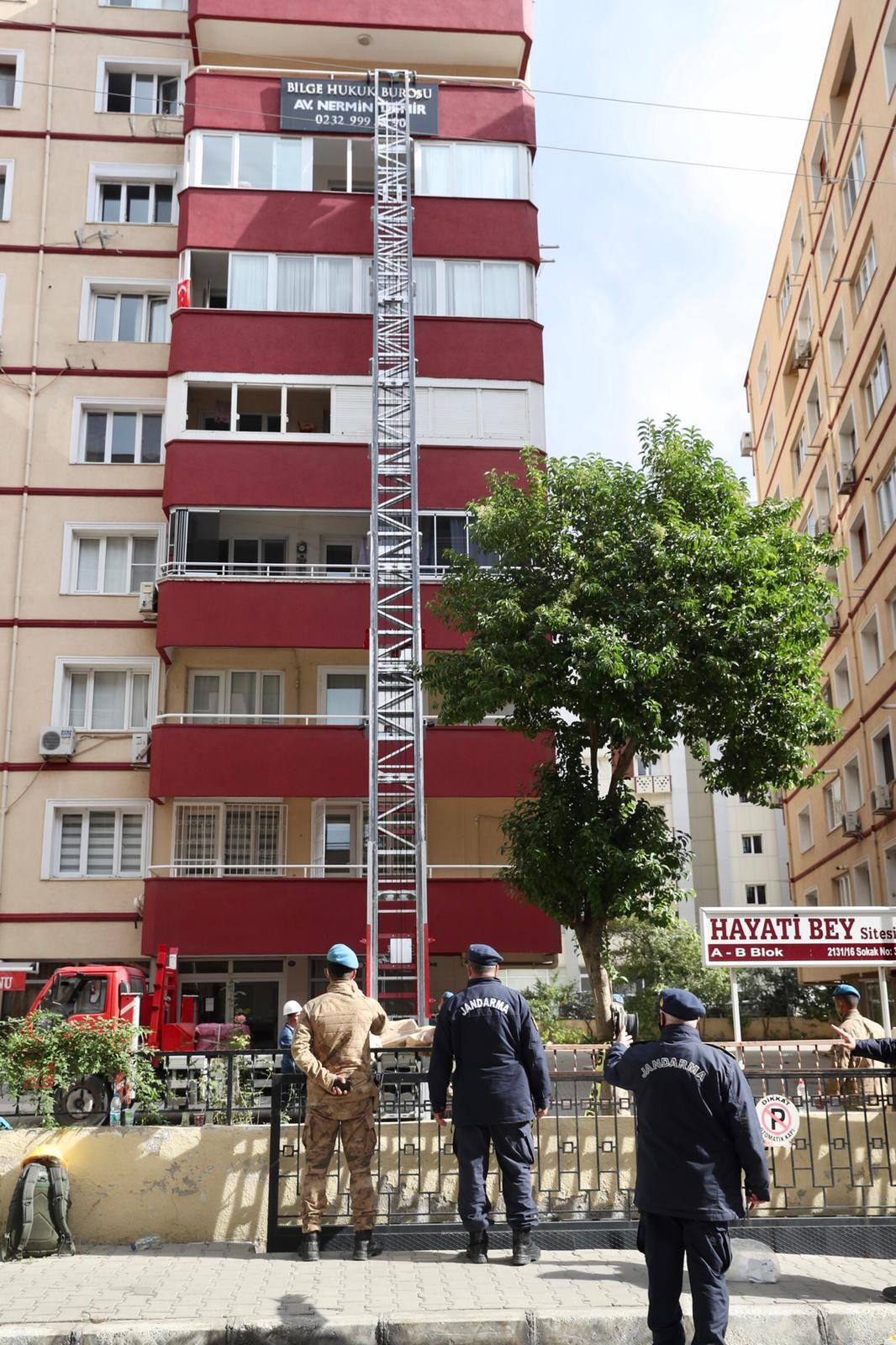 İzmir’de hasarlı binalardan tahliyeler devam ediyor