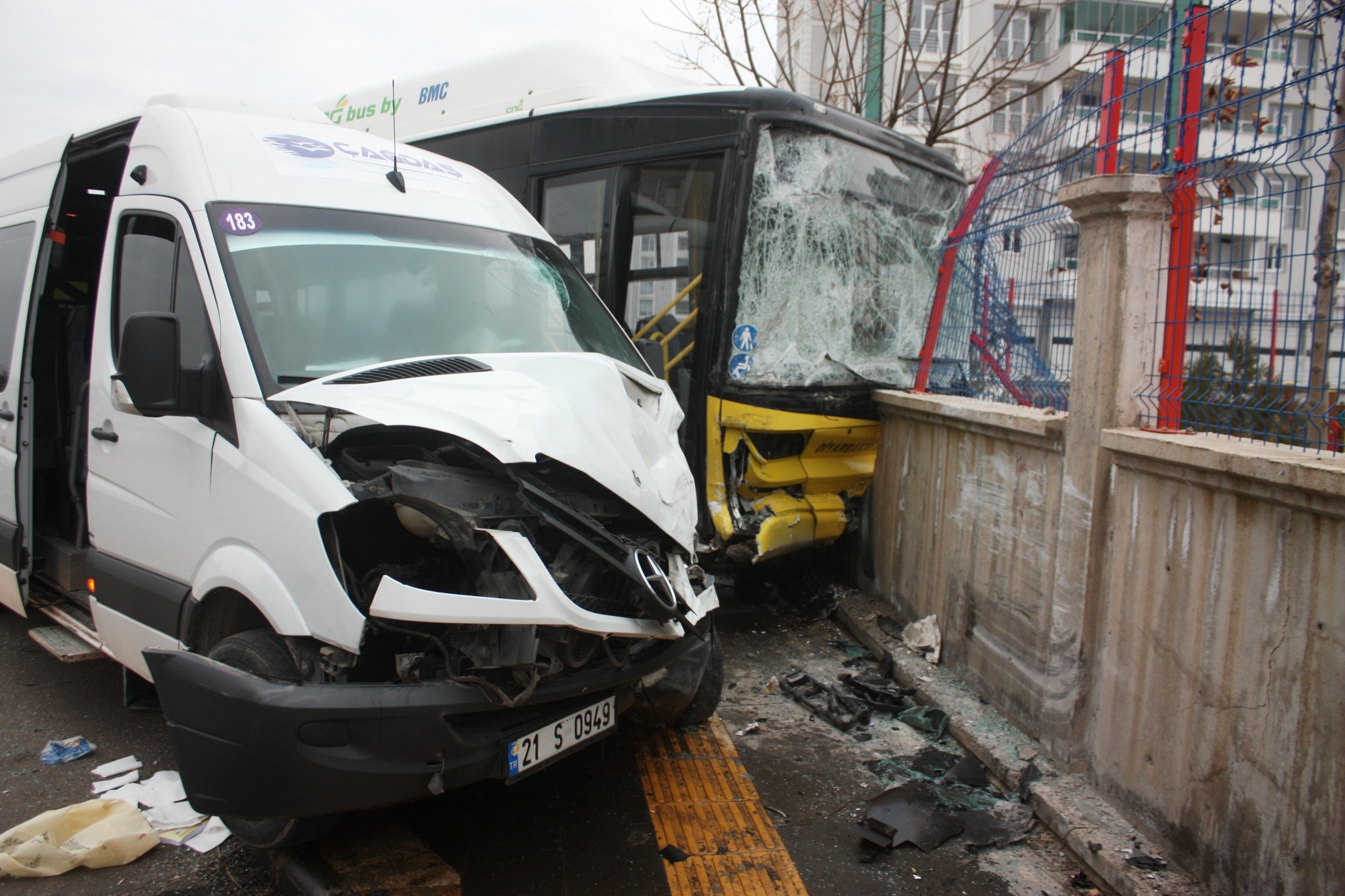 Diyarbakır'da halk otobüsü ile minibüs çarpıştı!