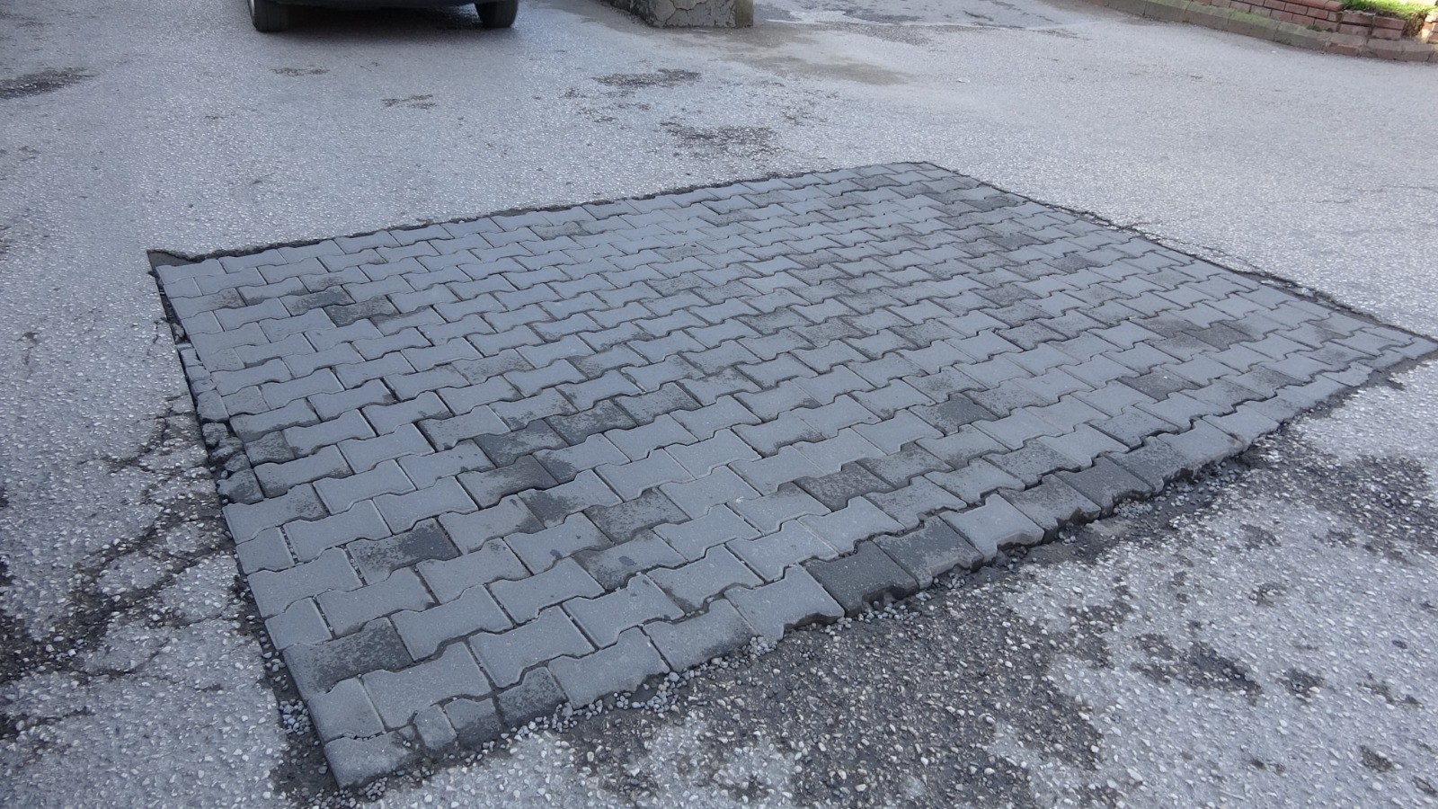 Bir tarafı paket taş, diğer yanı beton