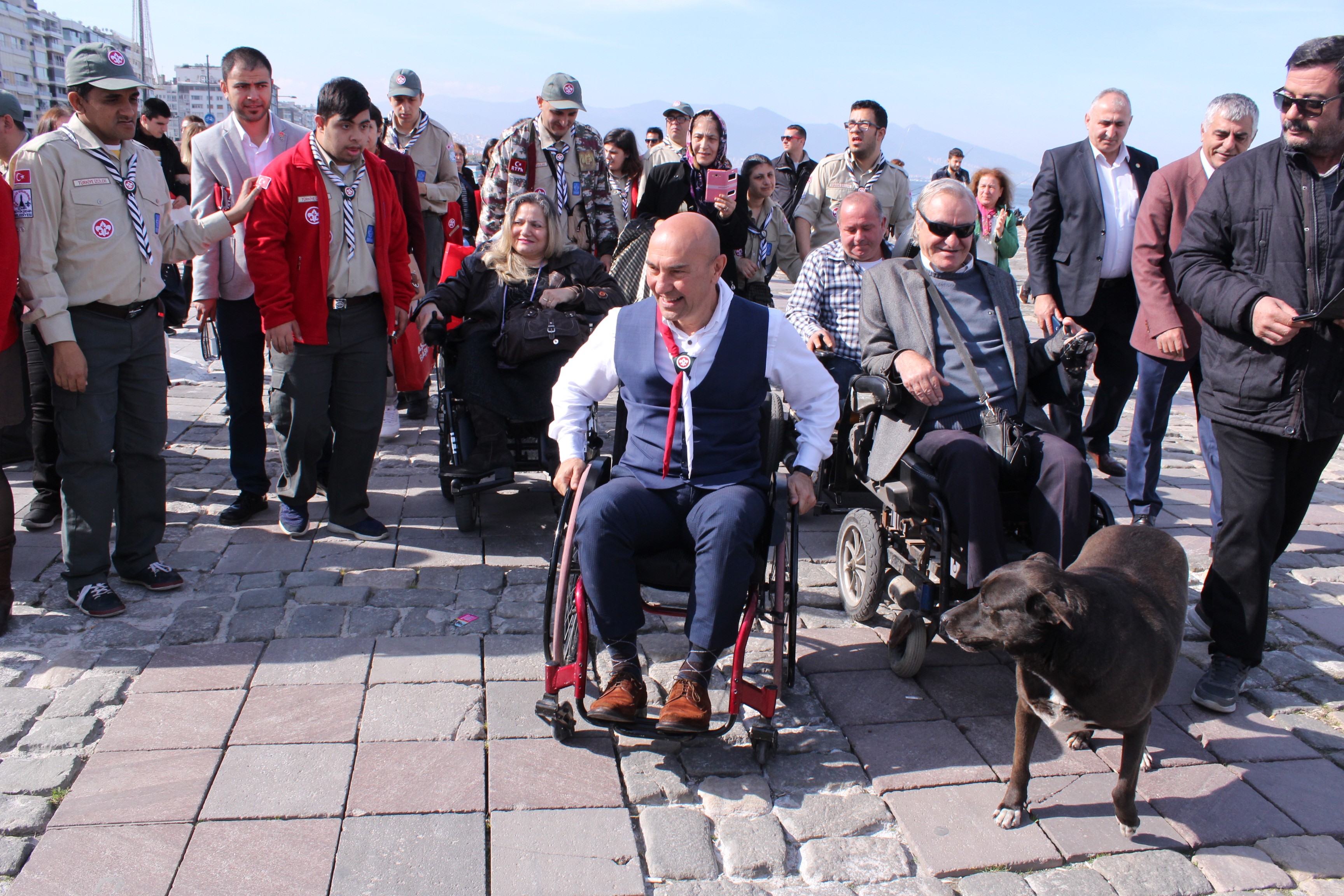Soyer, tekerlekli sandalyeyle gezdi