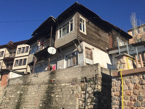 Yıkılmaya yüz tutmuş tarihi bina gün yüzüne çıkartılıyor
