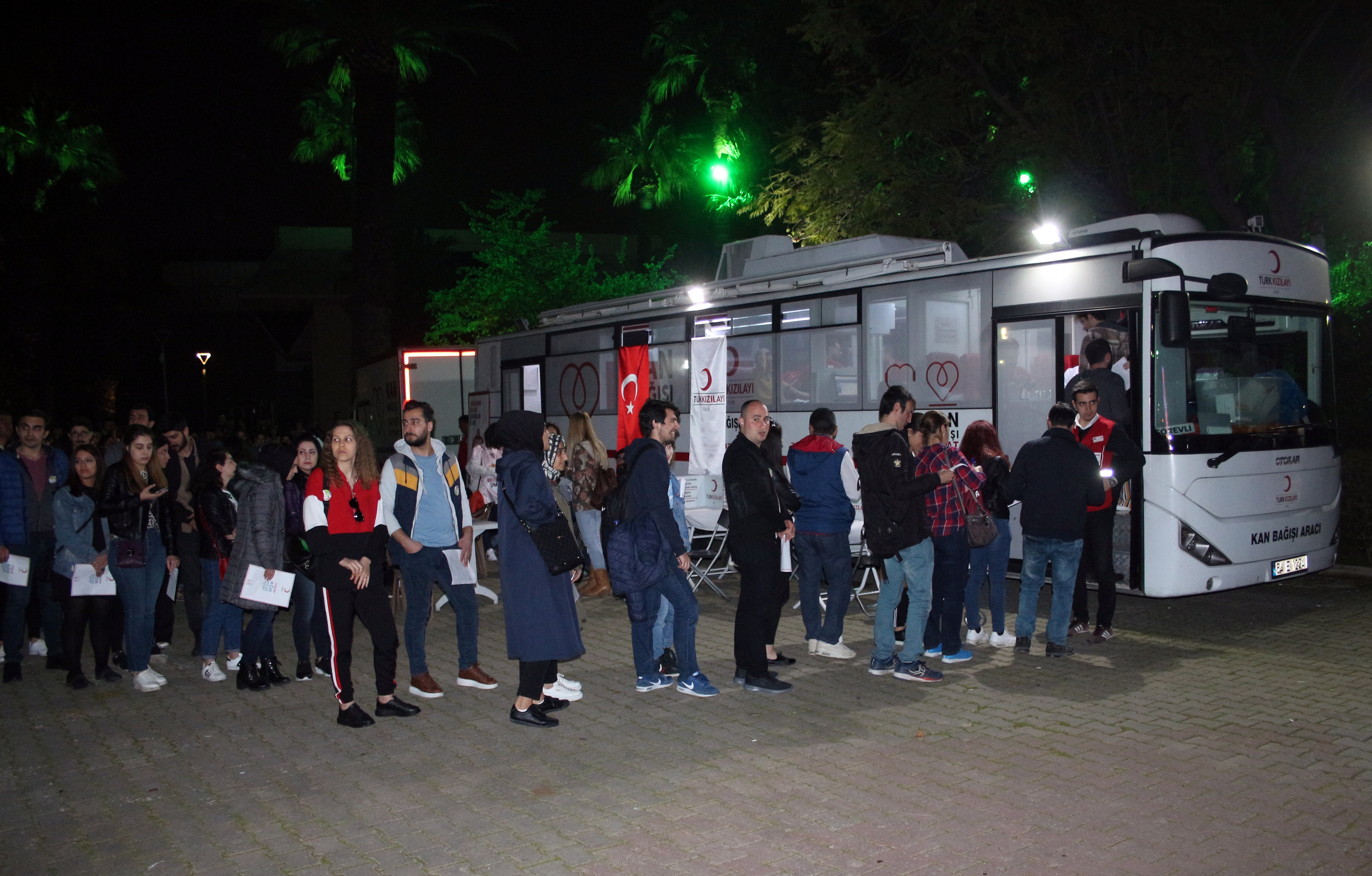 Haluk Levent'ten Öykü Arin ve lösemi hastalarına destek konseri