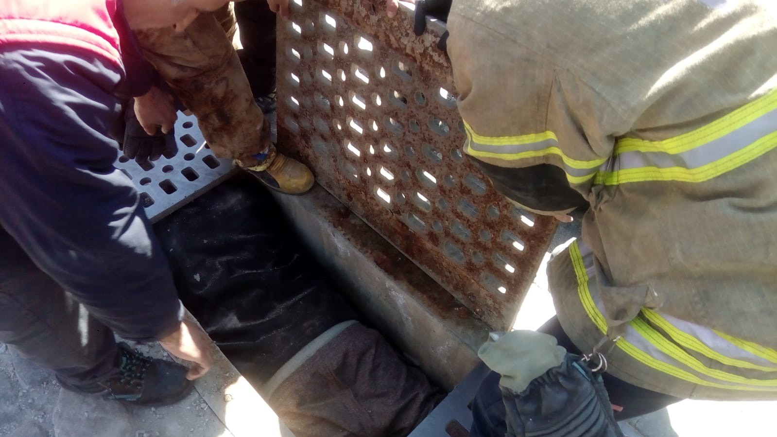 İzmir'de ilginç olay: Mazgala sıkışan adam için itfaiye seferber oldu