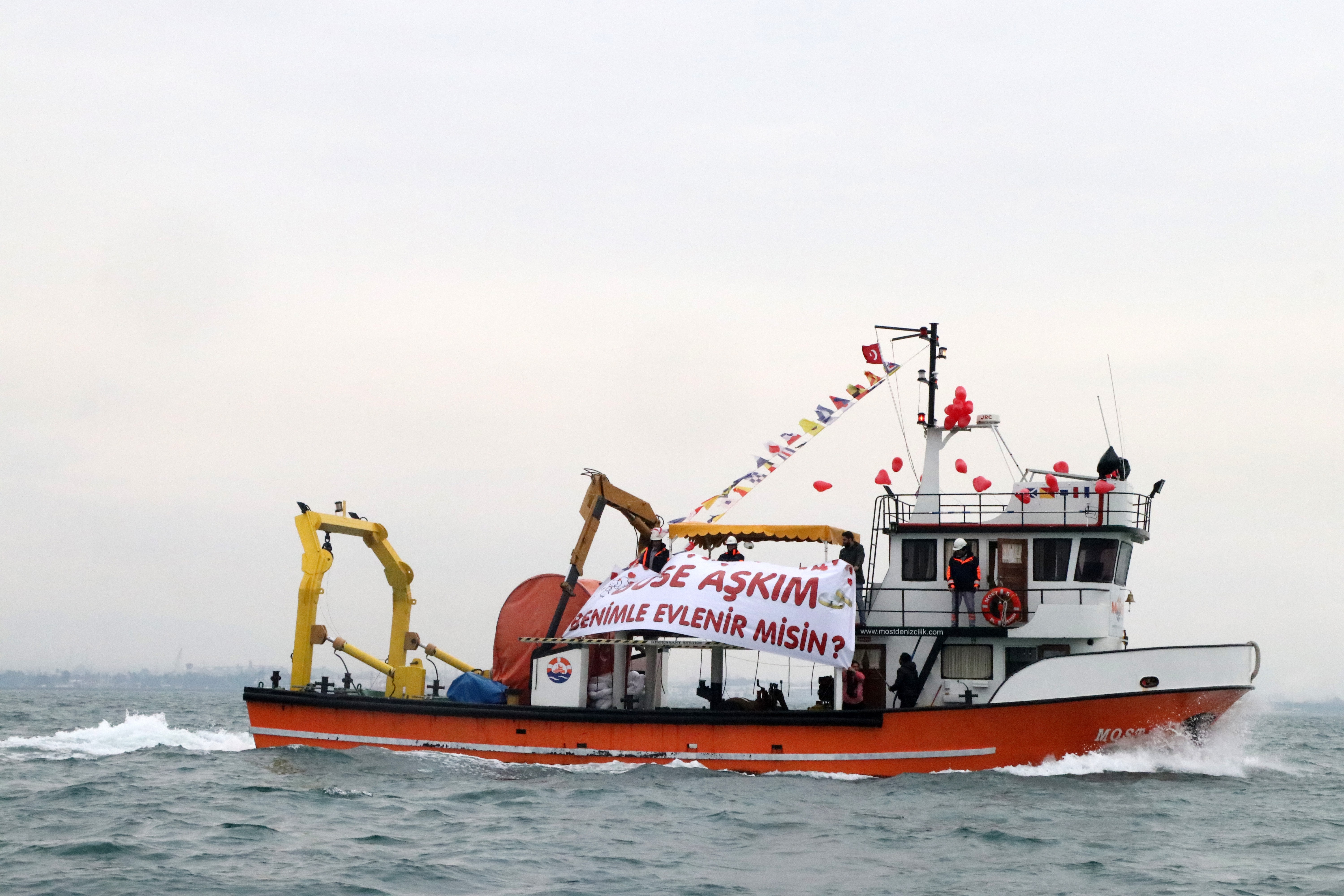 Denizde şaşırtan evlilik teklifi