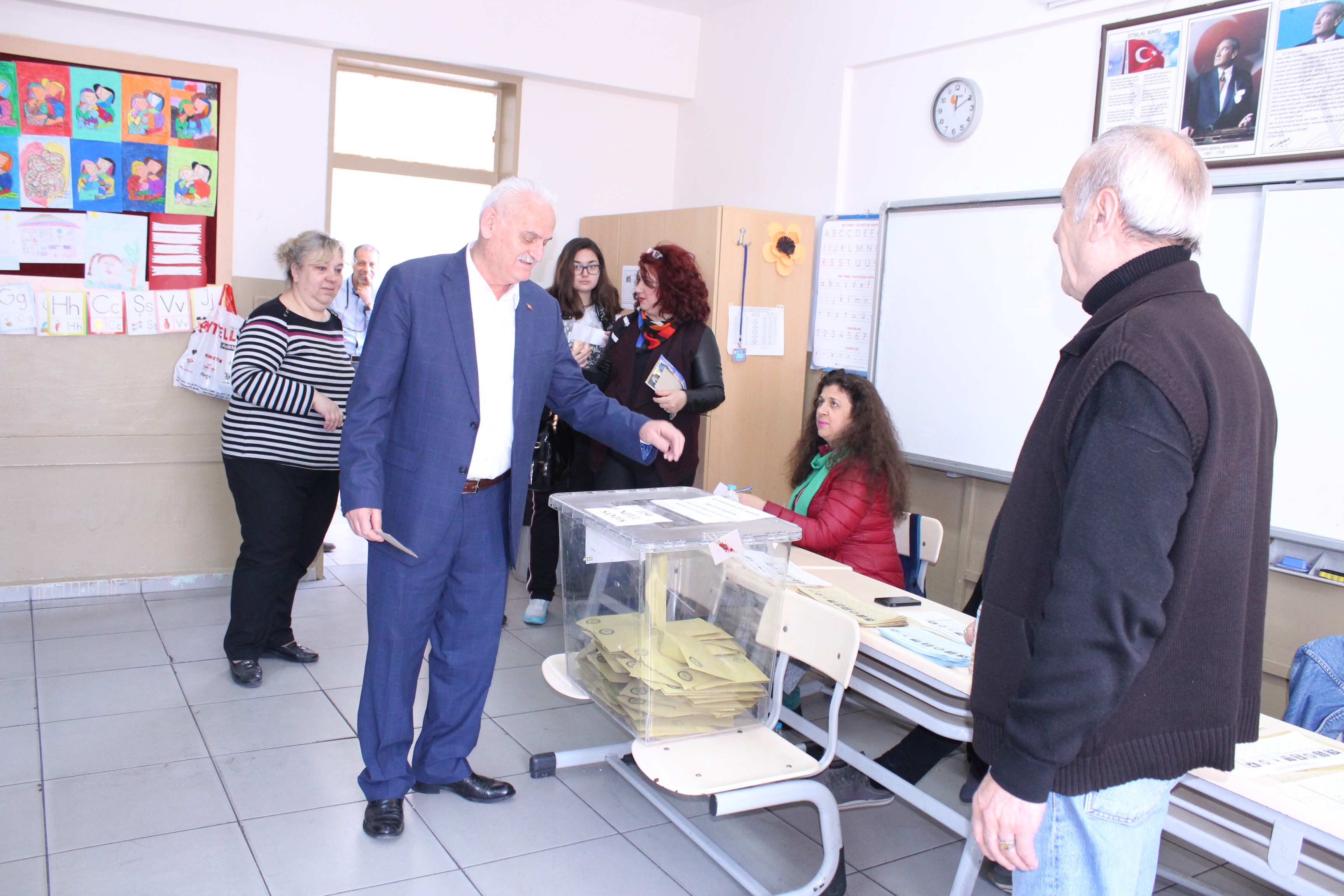 Herkes Binali Yıldırım zannetti: Benzeri meraklı bakışlar arasında oy kullandı