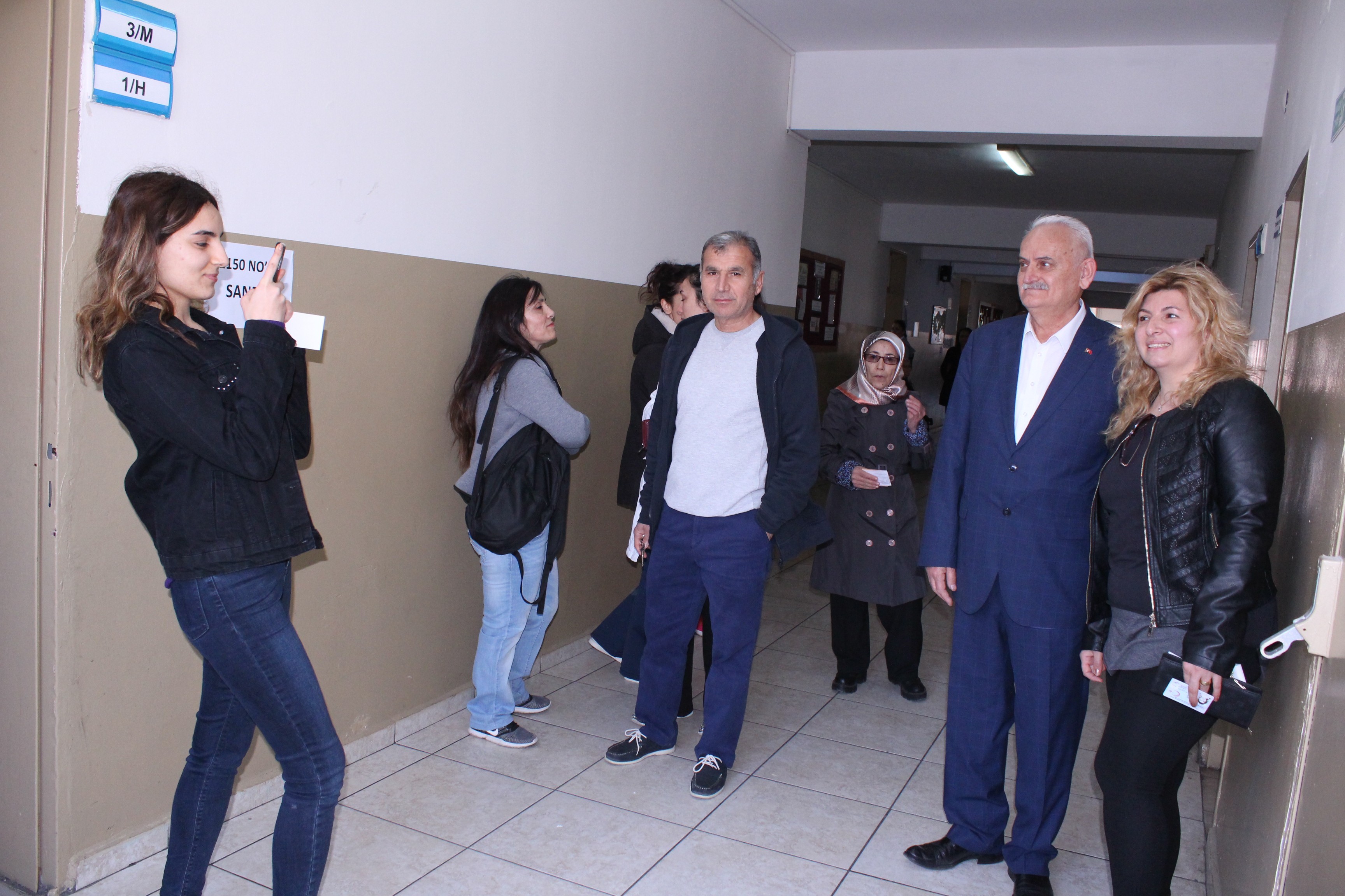 Herkes Binali Yıldırım zannetti: Benzeri meraklı bakışlar arasında oy kullandı
