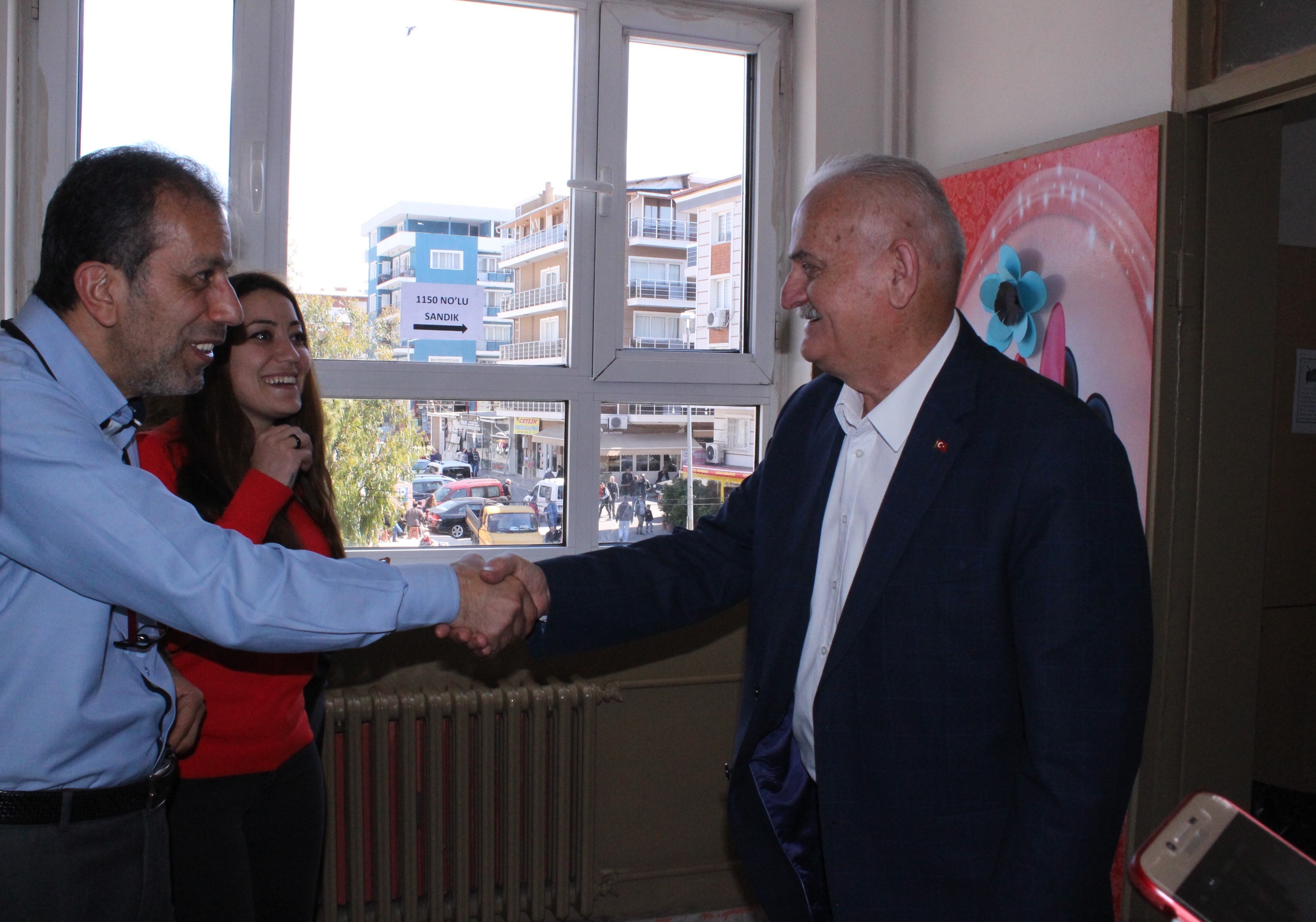 Herkes Binali Yıldırım zannetti: Benzeri meraklı bakışlar arasında oy kullandı