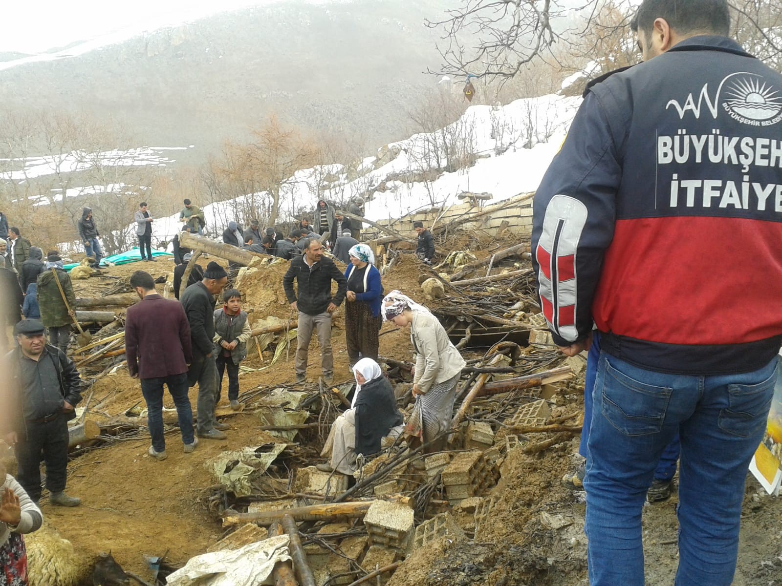 Ahır çöktü 374 küçükbaş hayvan telef oldu