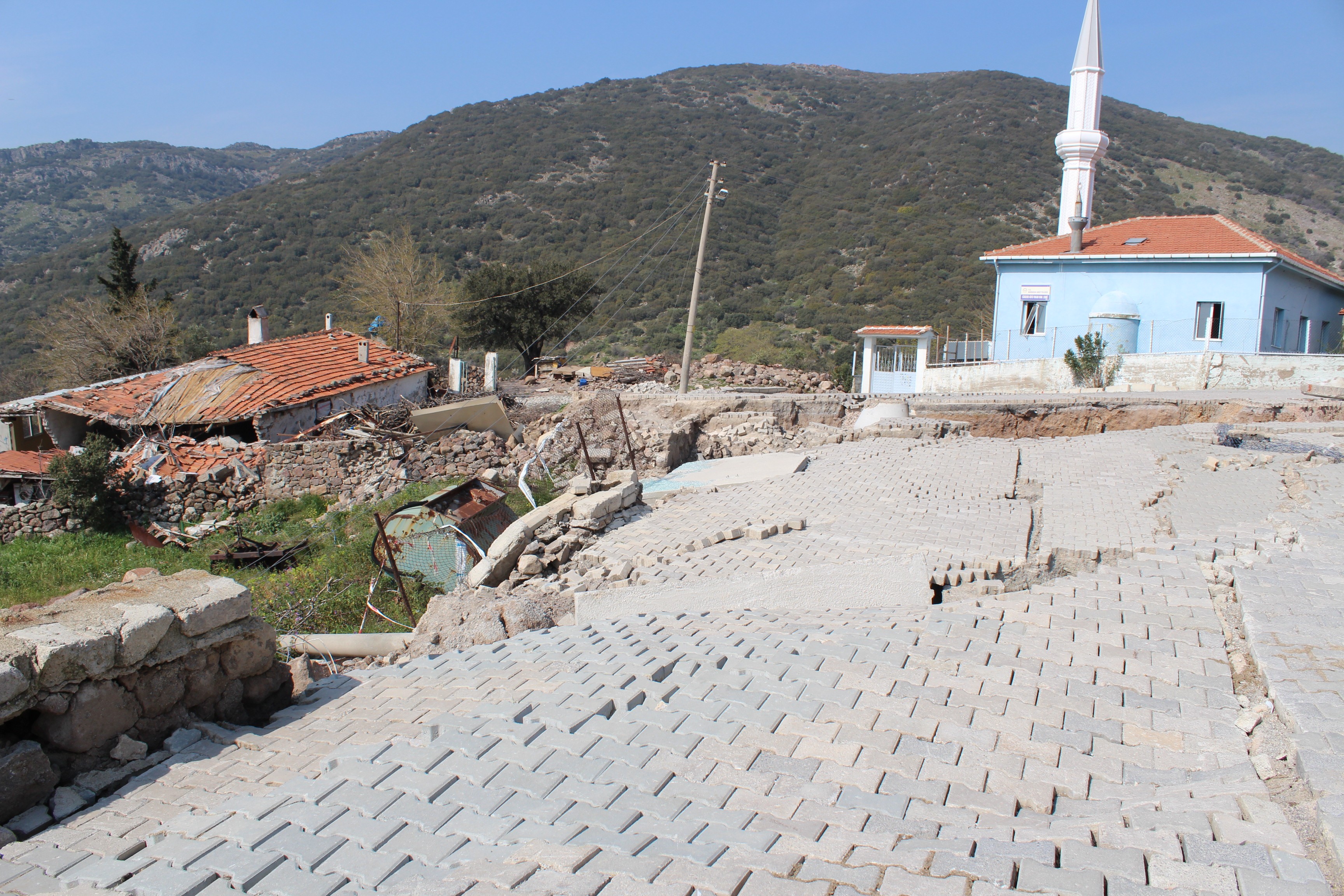 İzmir'de heyelan bölgesinde bekleyiş sürüyor