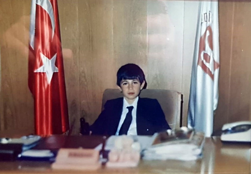Öğrenciyken oturduğu koltuğa 32 yıl sonra başkan olarak oturdu