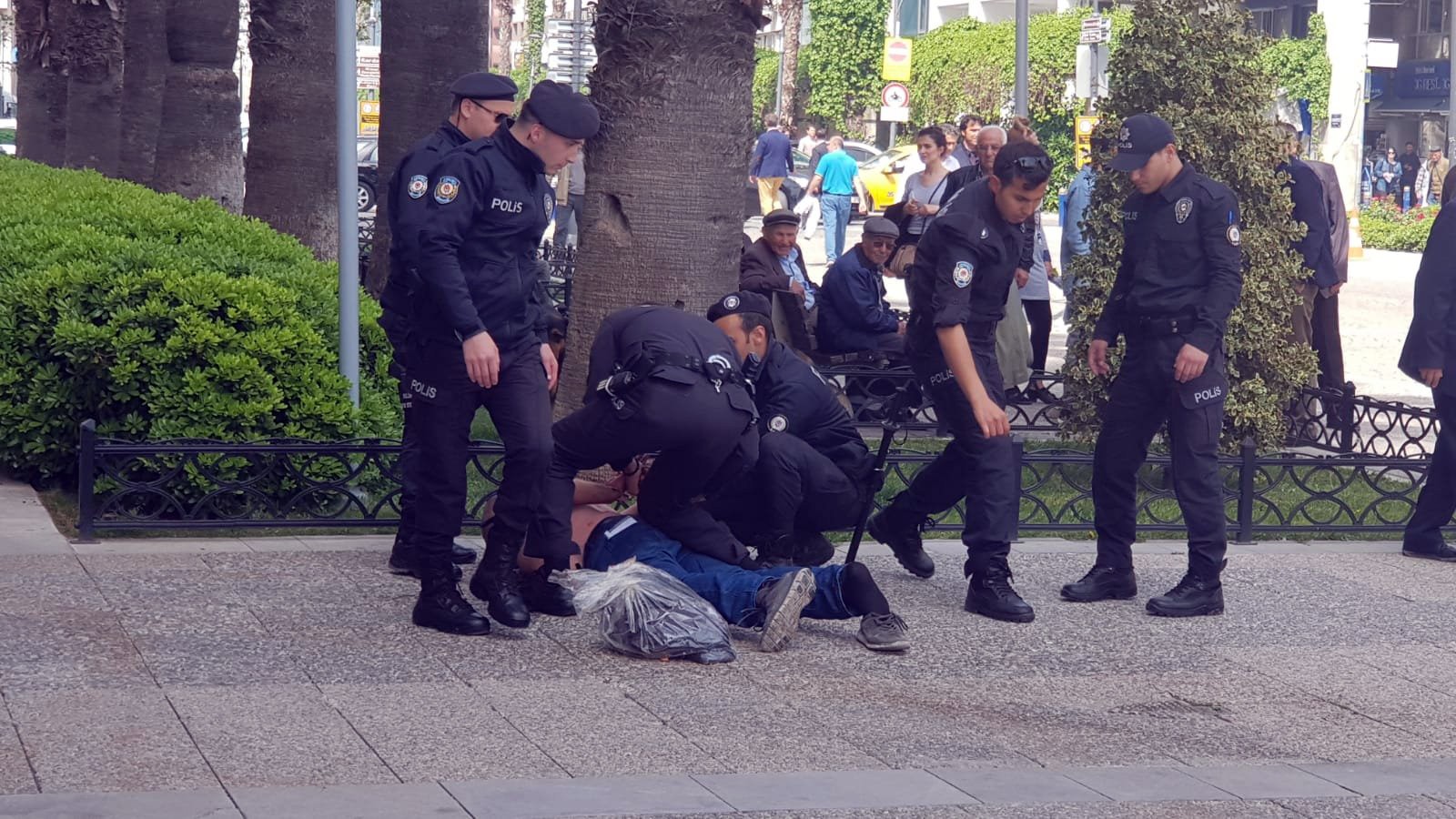 Büyükşehir önünde eline jilet alan şahıs biber gazıyla etkisiz hale getirildi