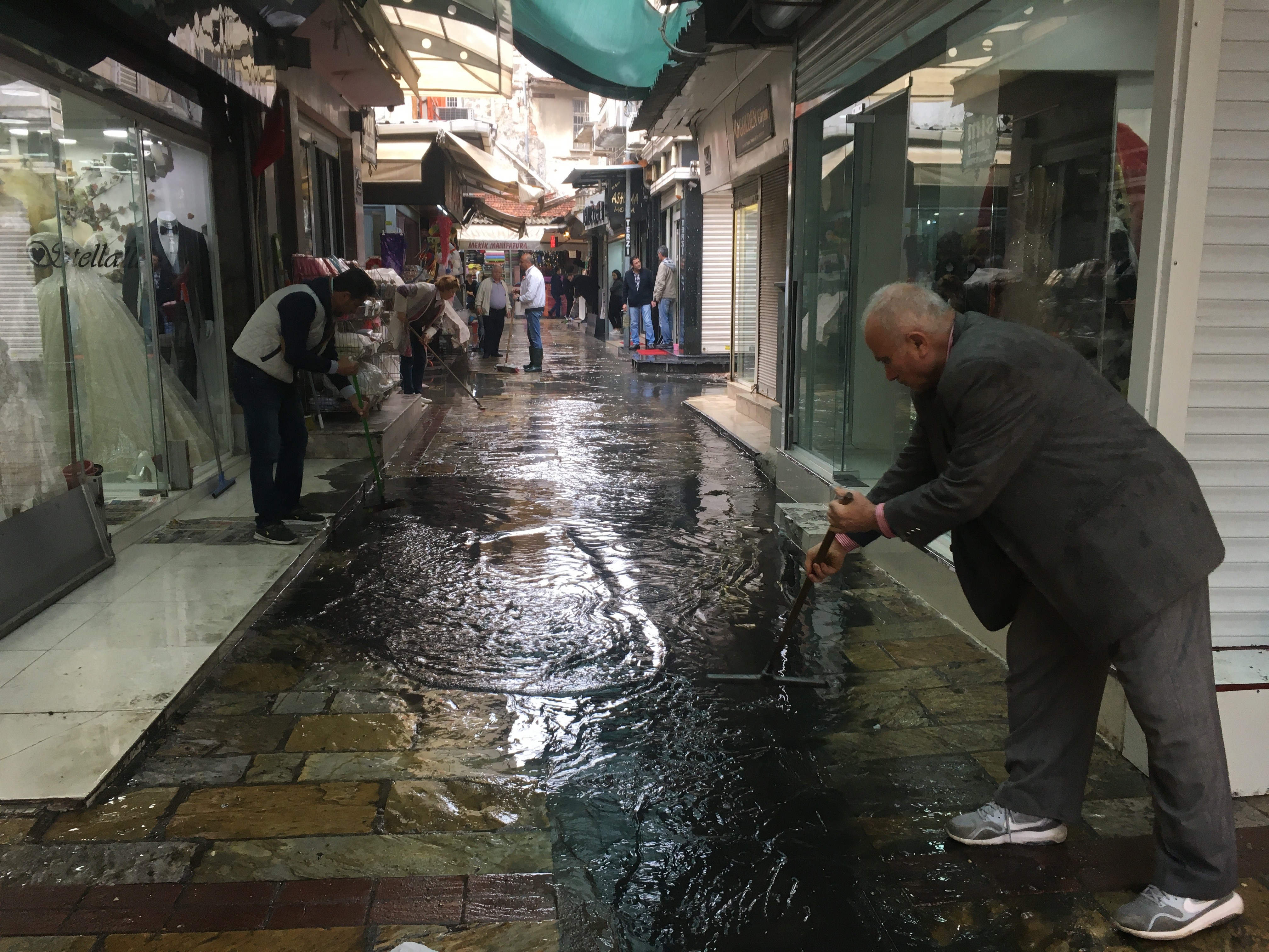 İzmir’de dolu ve sağanak yağış