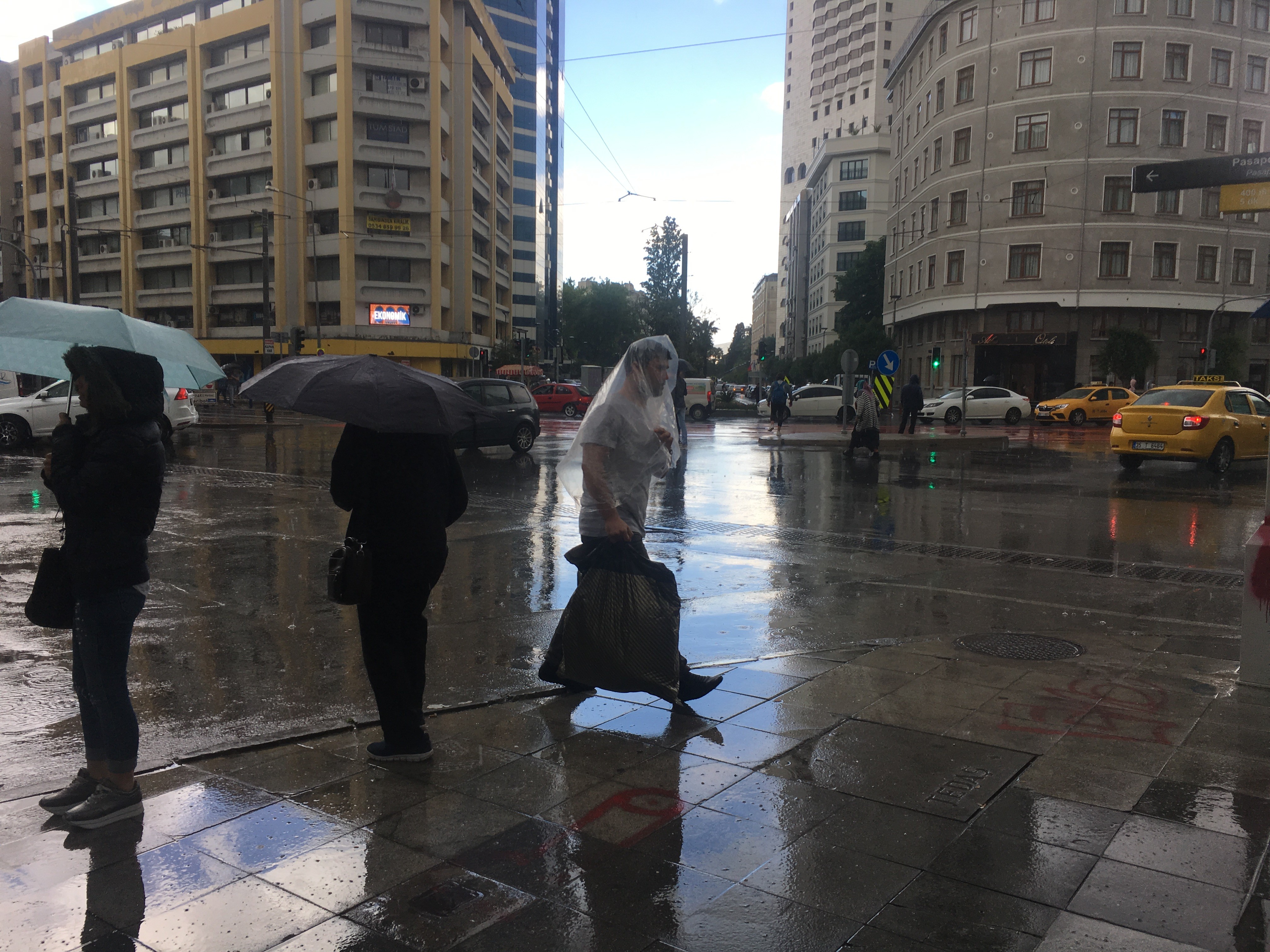 İzmir’de dolu ve sağanak yağış