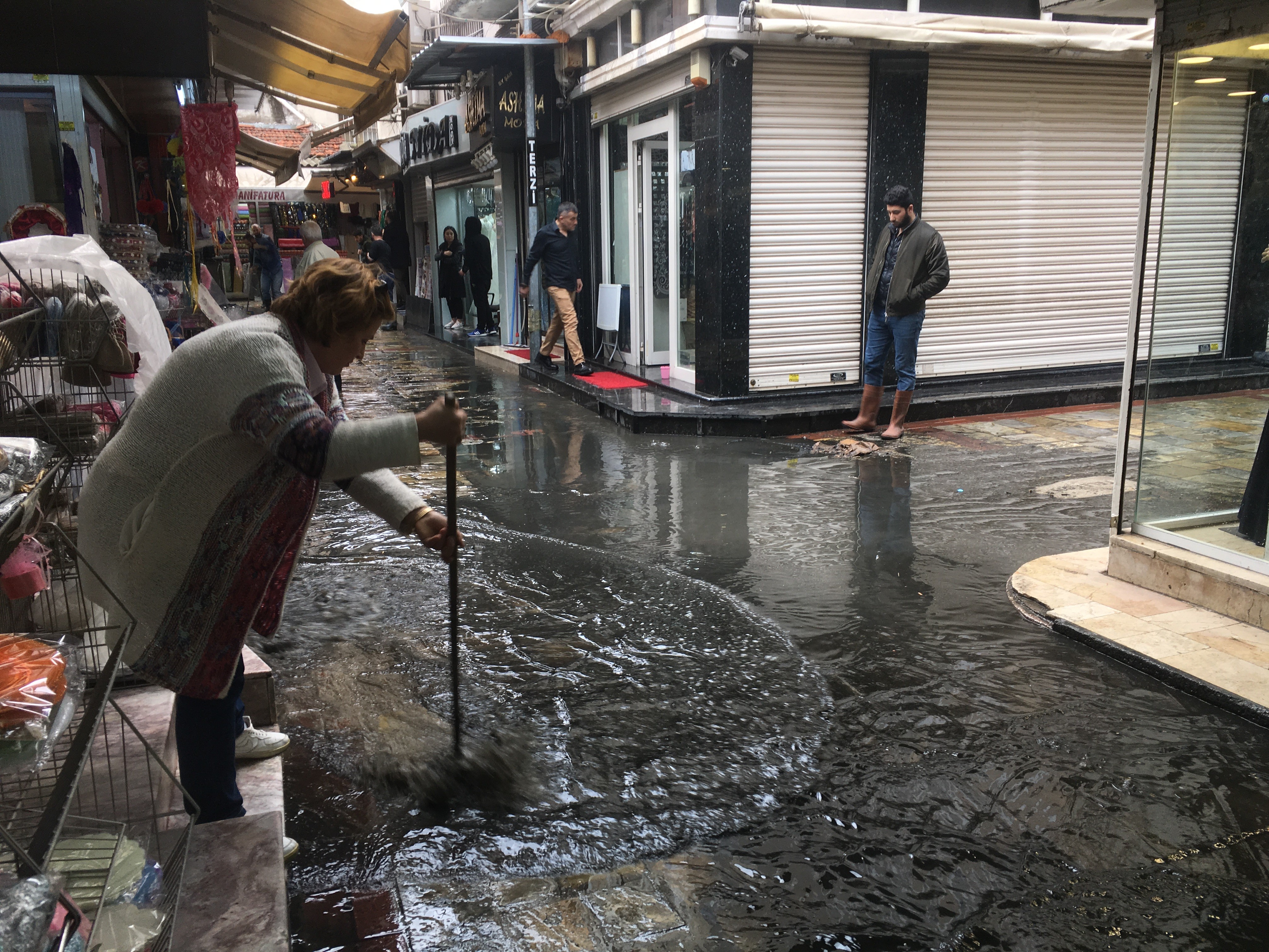 İzmir’de dolu ve sağanak yağış