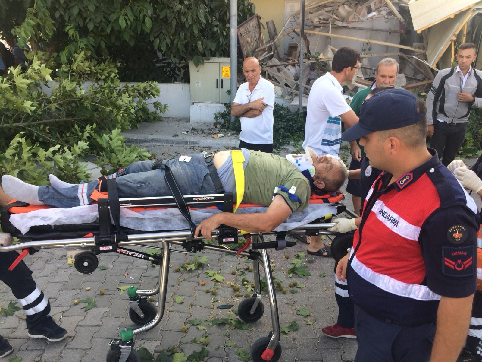 Servis otobüsü ile hafriyat kamyonu çarpıştı, kamyon kahvehaneye daldı: 2'si ağır 13 yaralı