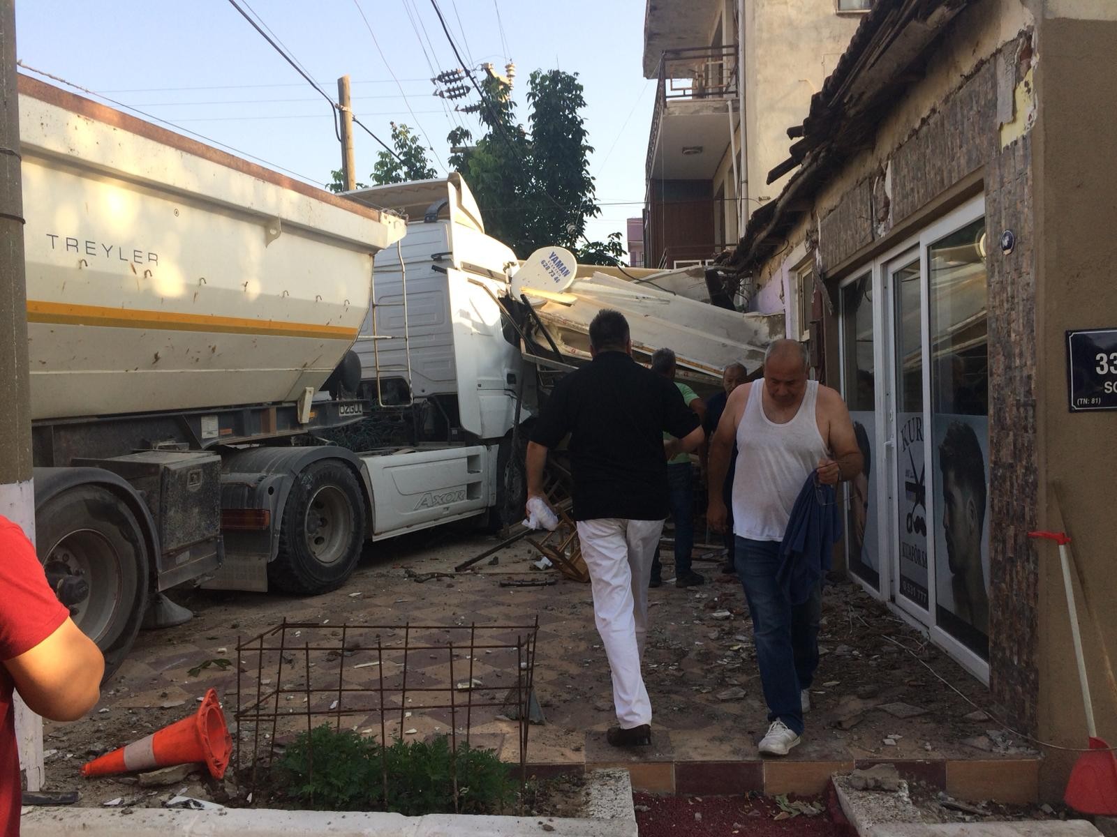 Servis otobüsü ile hafriyat kamyonu çarpıştı, kamyon kahvehaneye daldı: 2'si ağır 13 yaralı