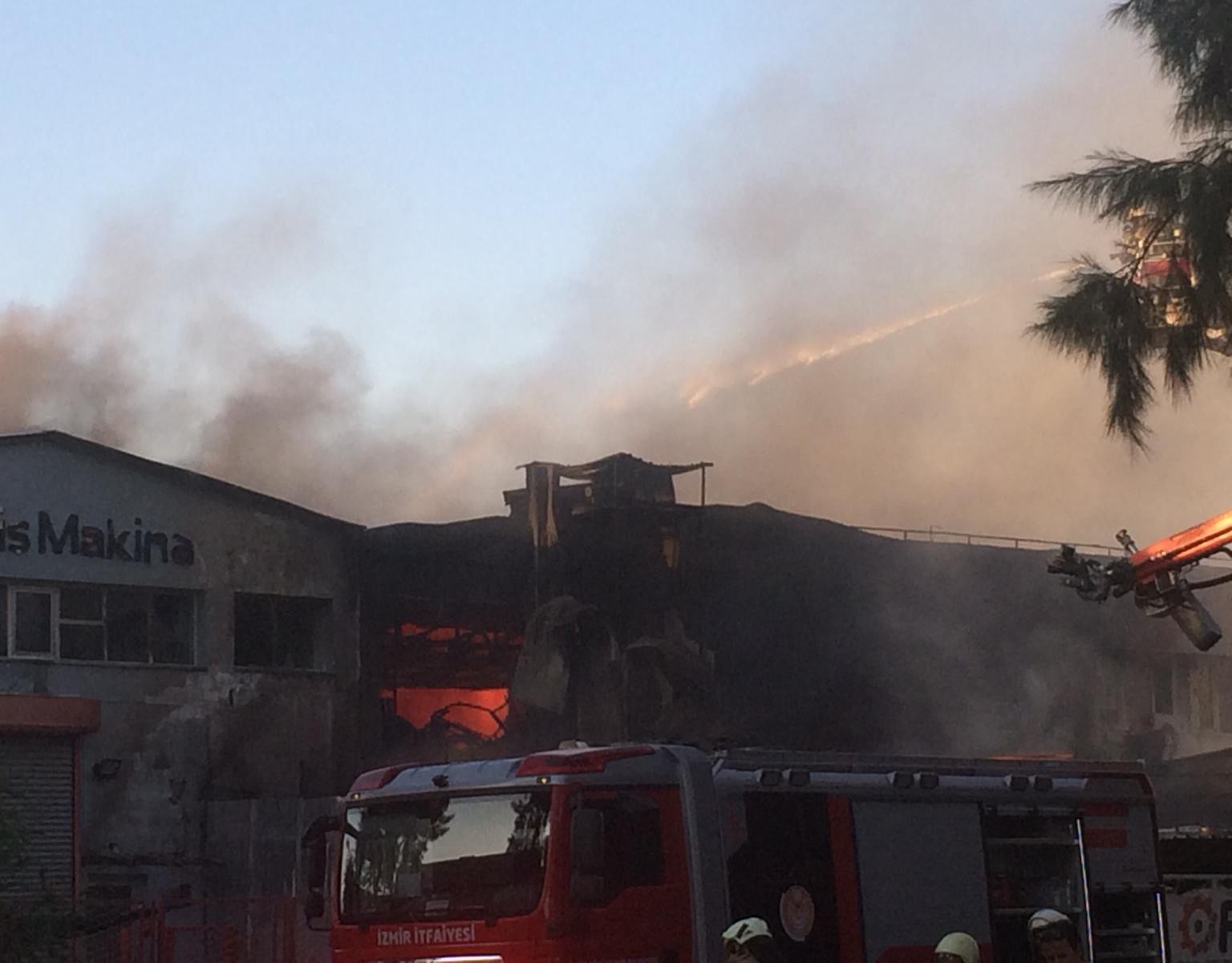 İzmir’de Organize Sanayi Bölgesi’nde büyük yangın