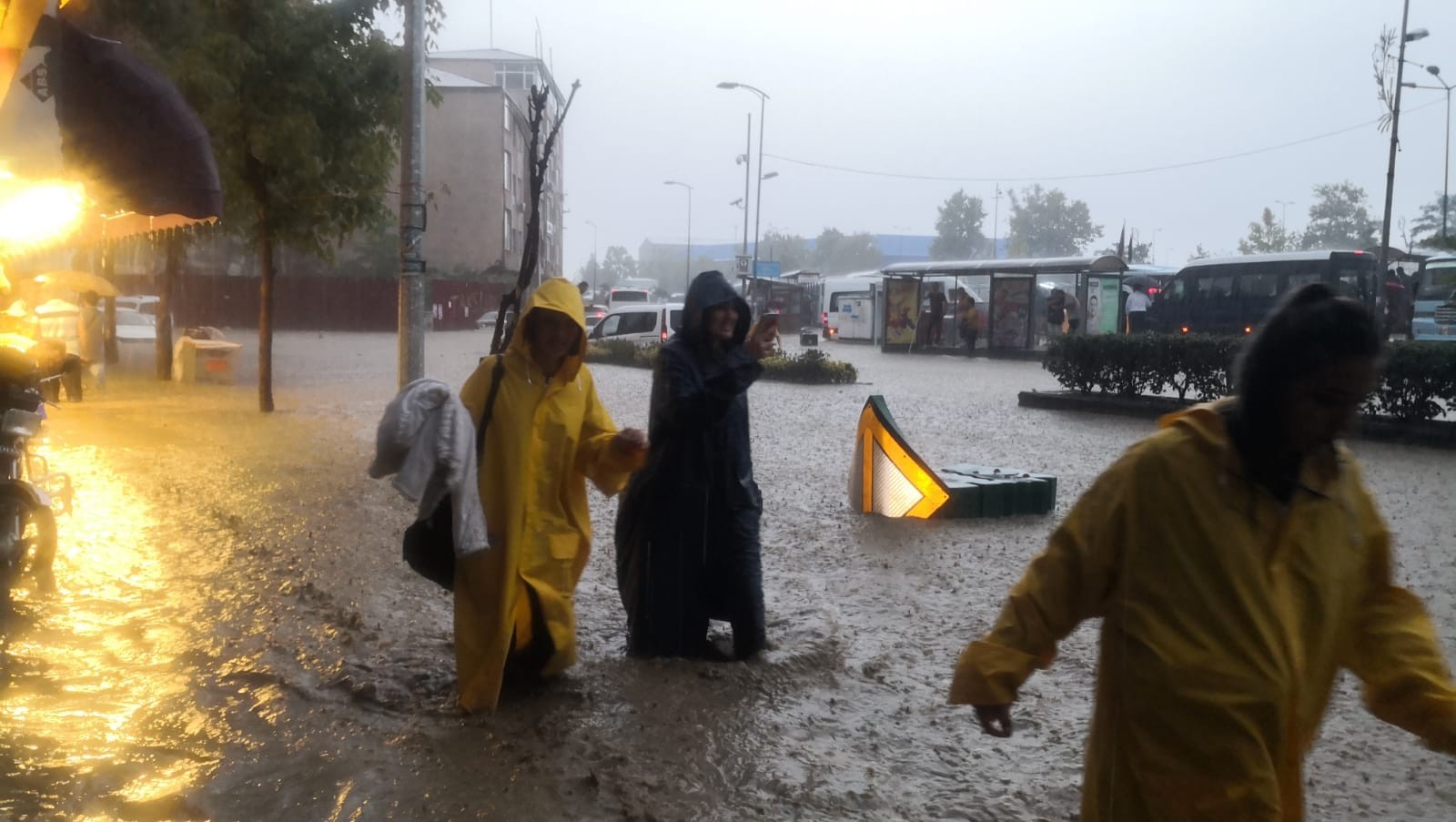 Zonguldak'ta kuvvetli yağış hayatı felç etti