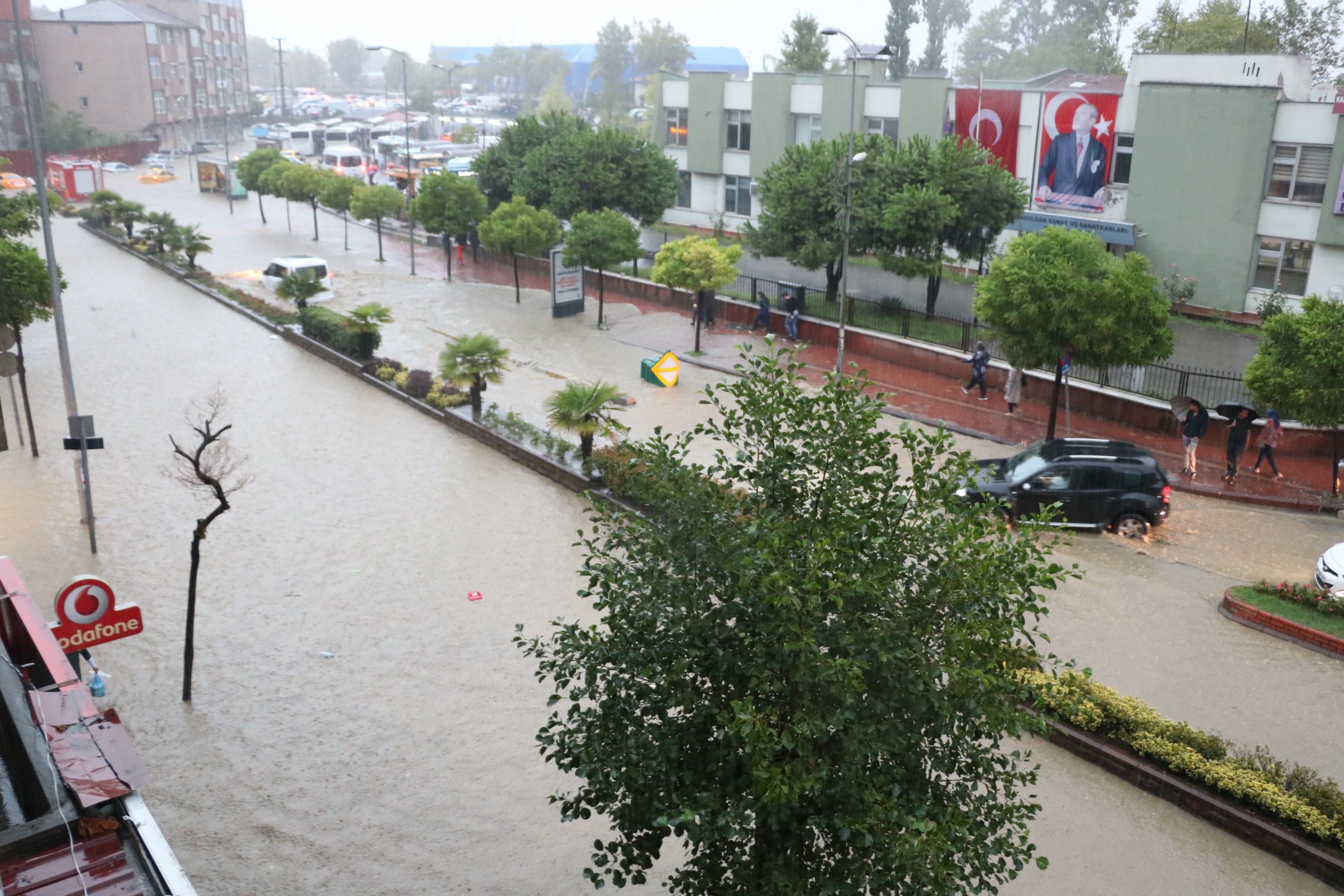 Zonguldak'ta kuvvetli yağış hayatı felç etti