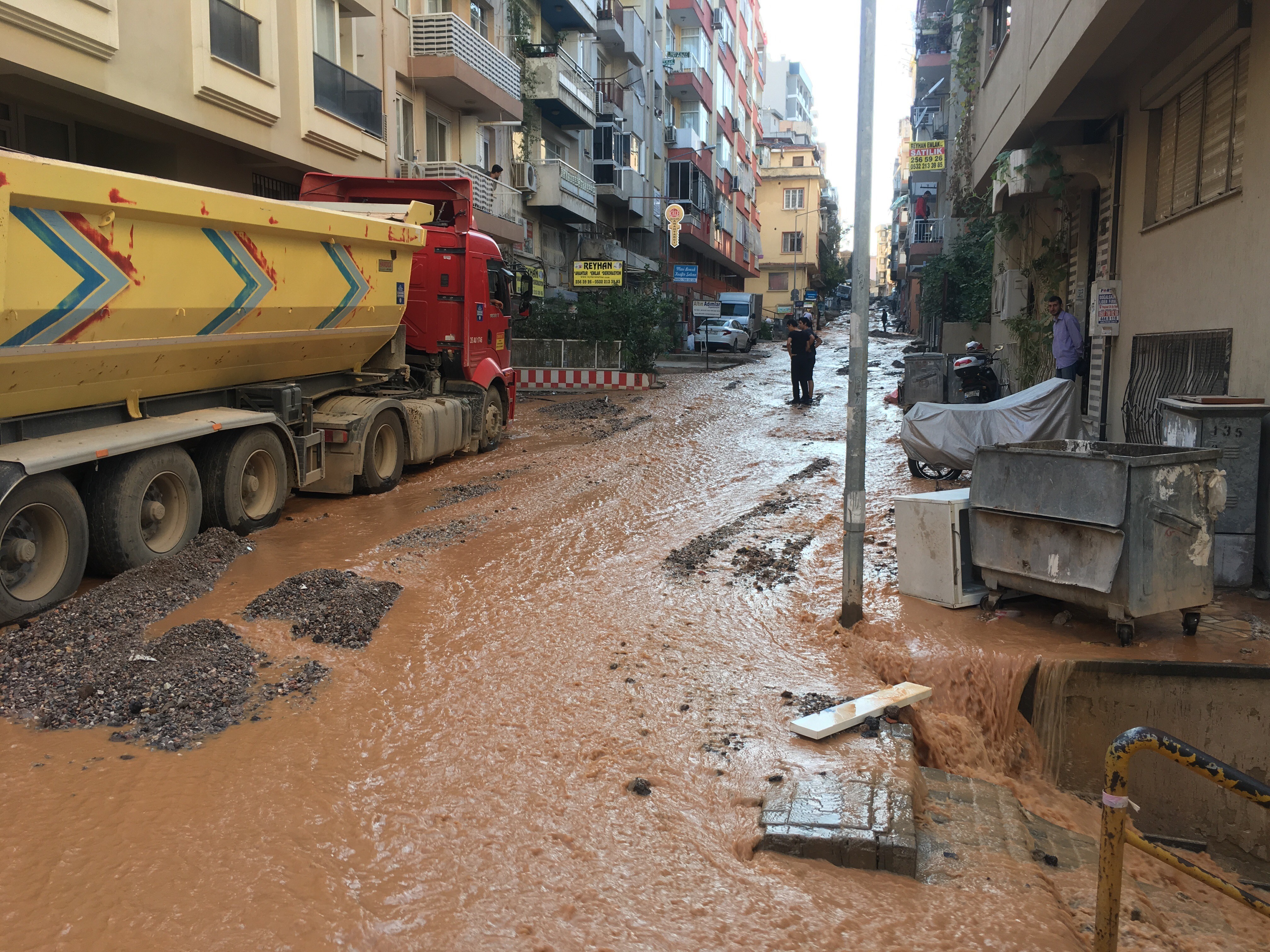 İzmir'de patlayan su borusu tamir edildi, sokağa akan su kesildi.