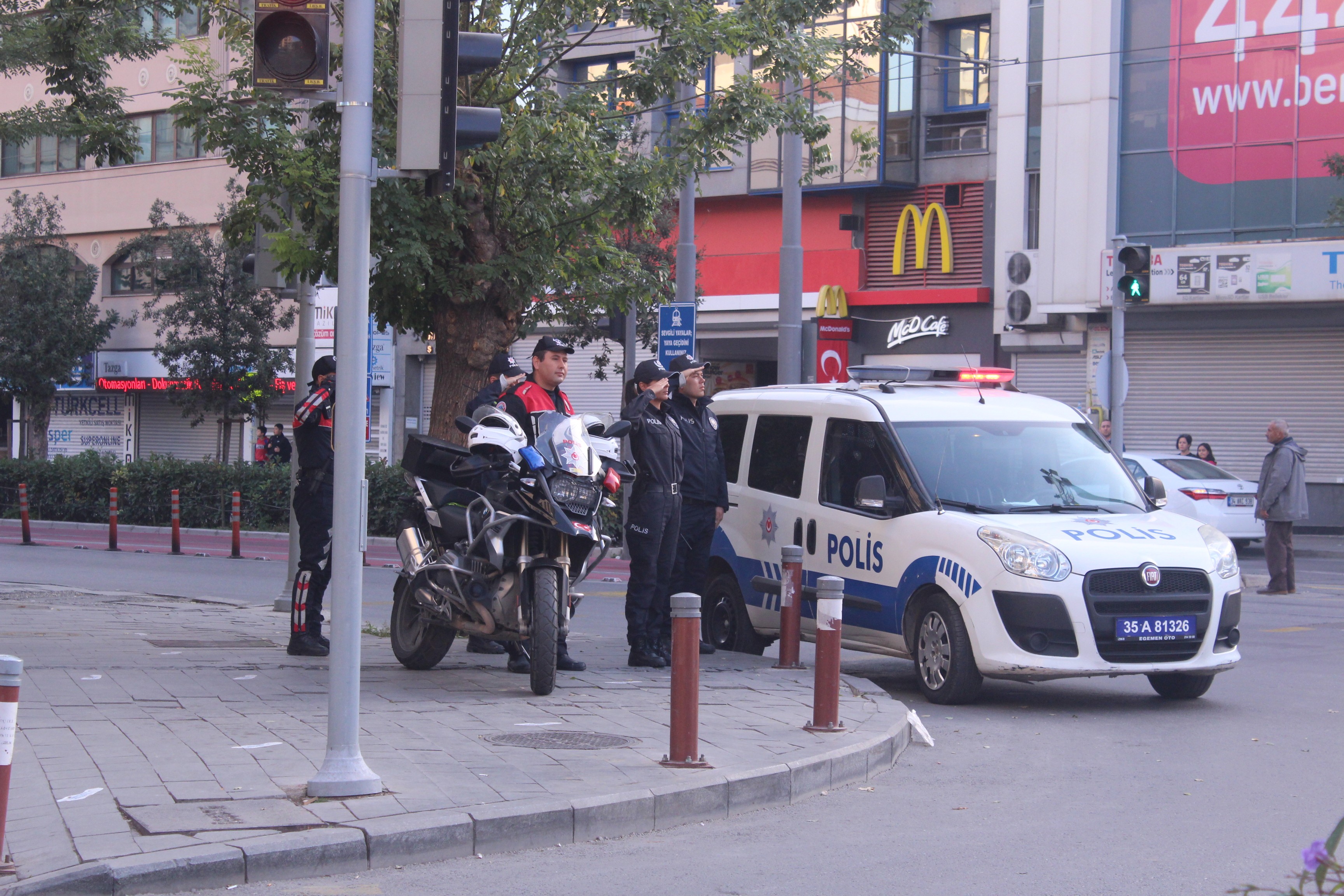 İzmir'de 09.05'te hayat durdu