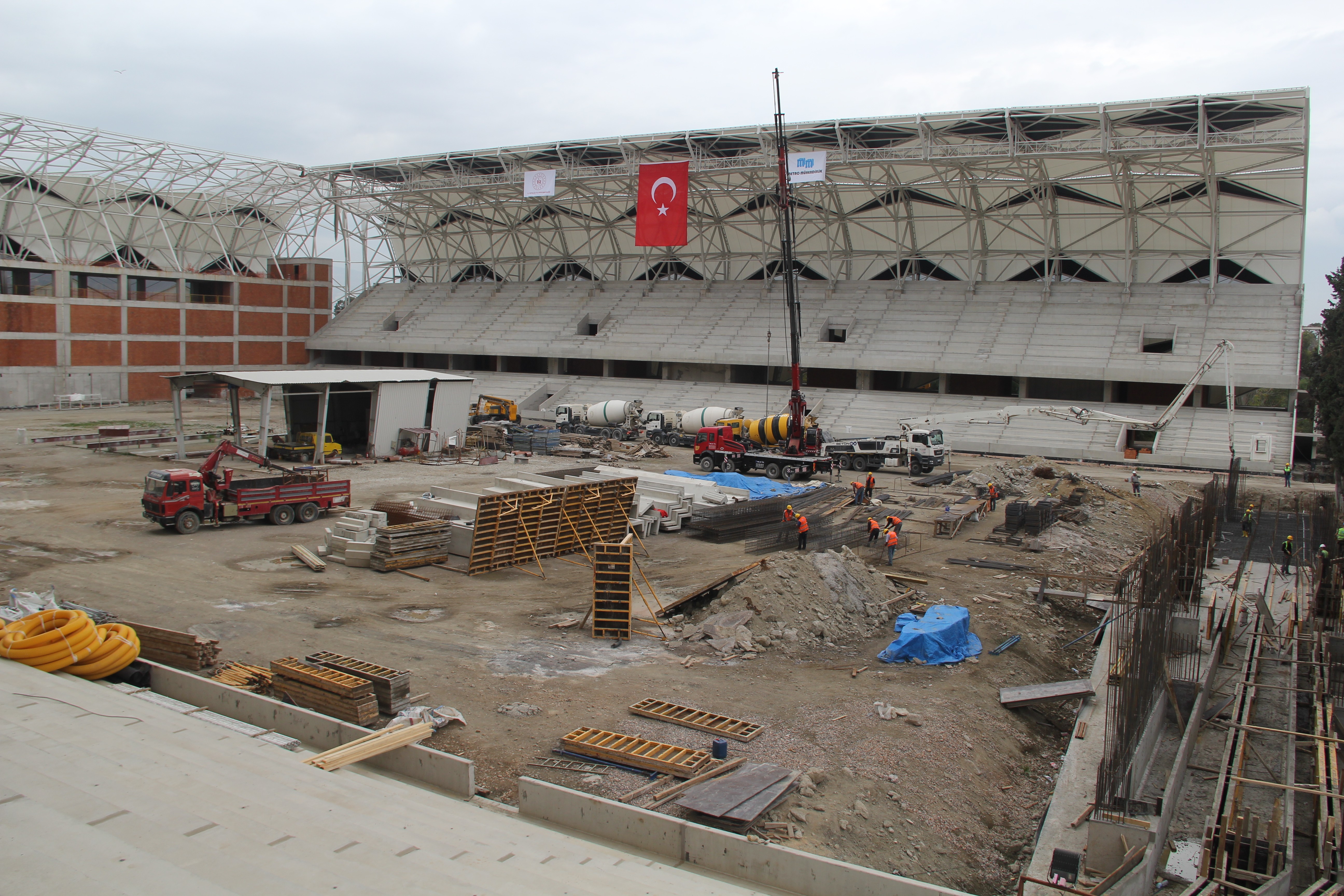 Bakan Kasapoğlu ve Binali Yıldırım, Alsancak ve Göztepe Stadyumlarını gezdi