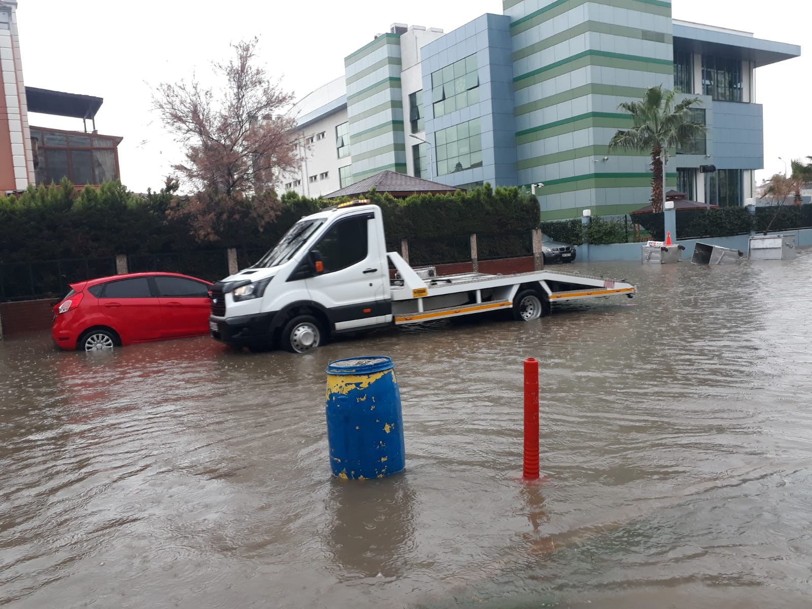 Sağanak ve lodos etkisini sürdüyor: İzmir’de sabah evinden çıkamayanlar var