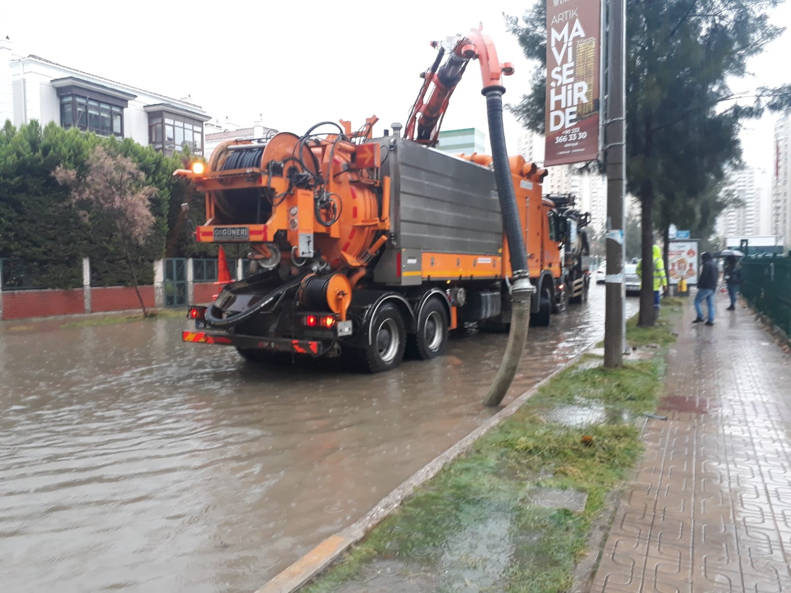 Sağanak ve lodos etkisini sürdüyor: İzmir’de sabah evinden çıkamayanlar var
