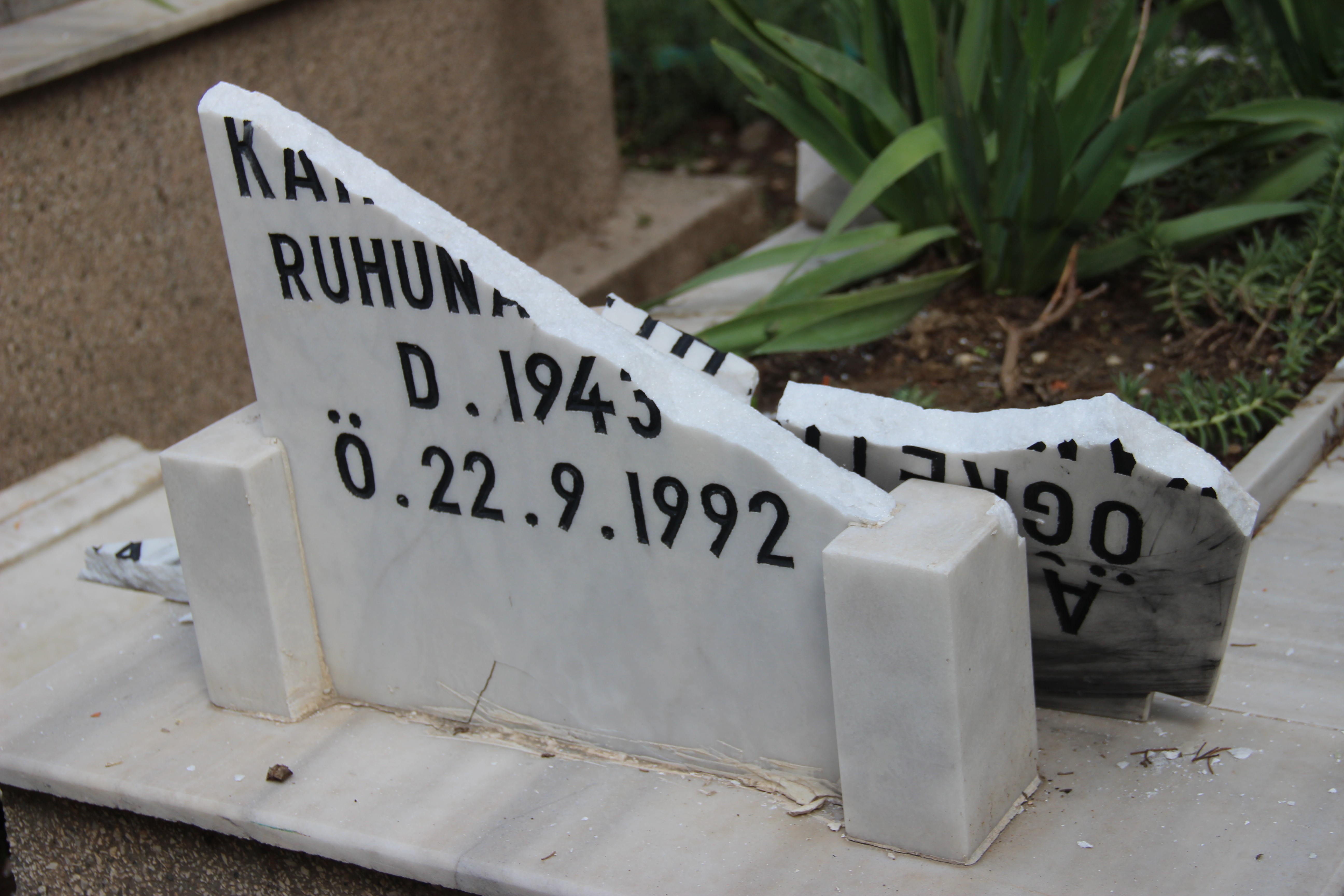 İzmir'de çirkin saldırı: 100 yakın mezarlık tahrip edildi