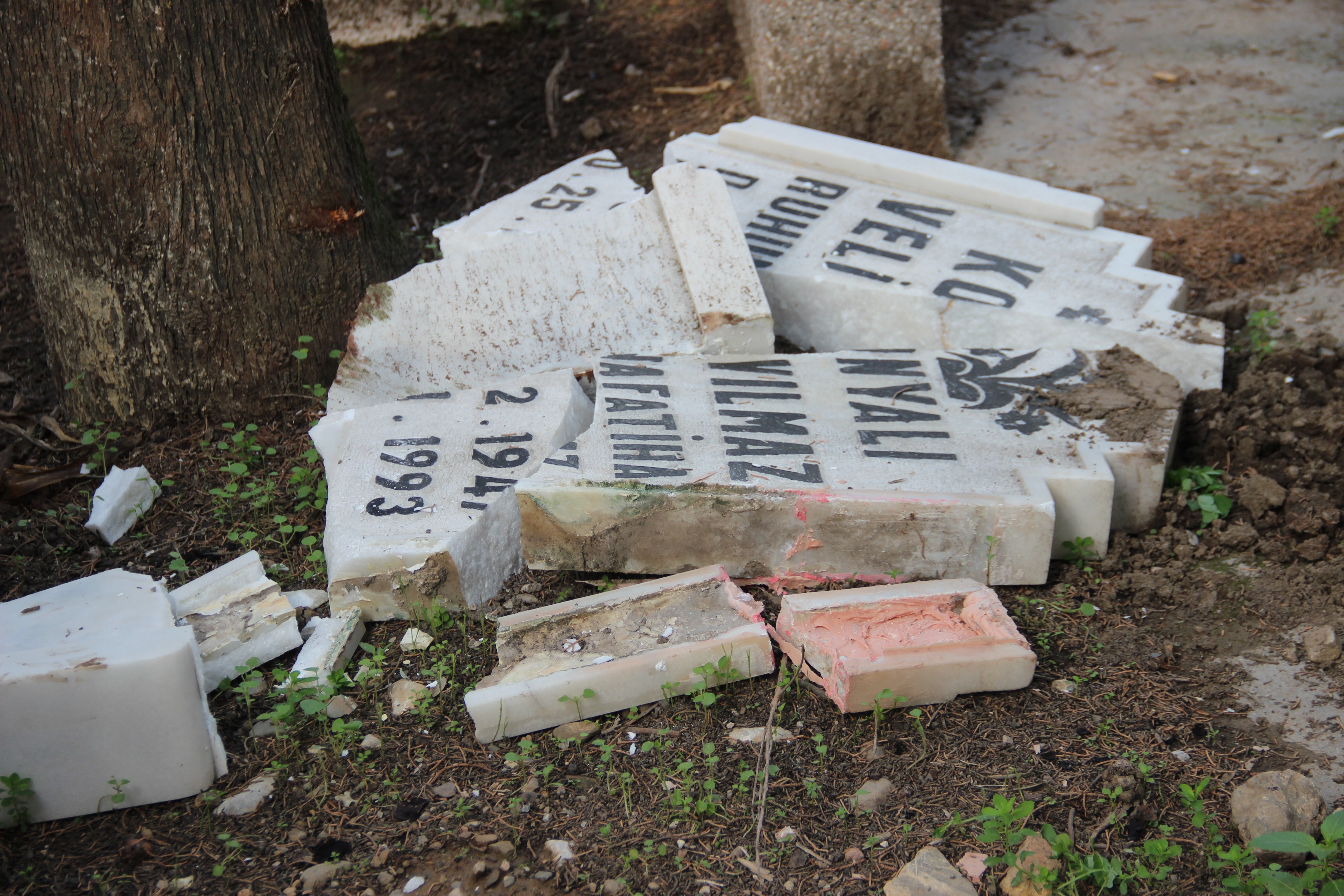 İzmir'de çirkin saldırı: 100 yakın mezarlık tahrip edildi