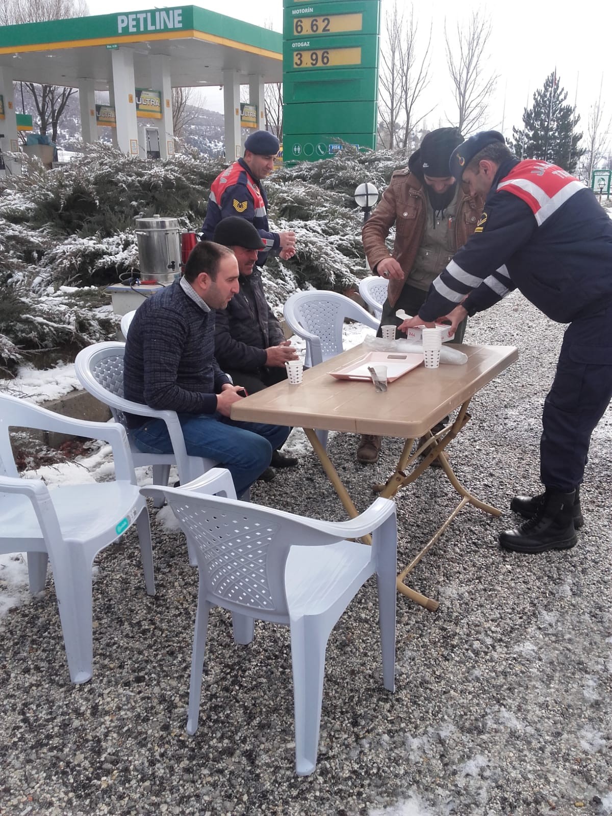 Soğuk havada jandarmadan sürücülere sıcak çay jesti