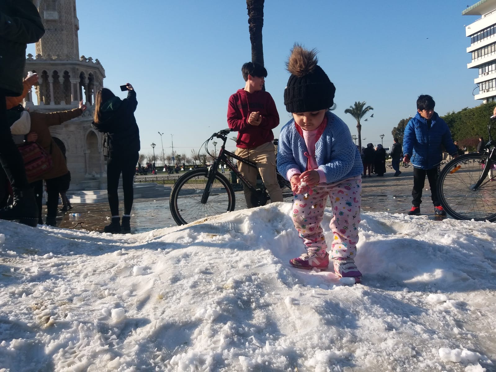 Kar yağmayan İzmir'e kamyonlarla kar getirdiler