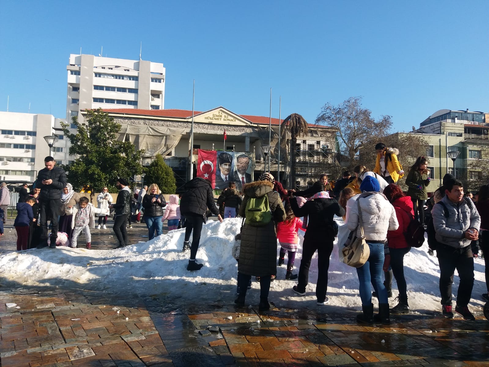 Kar yağmayan İzmir'e kamyonlarla kar getirdiler