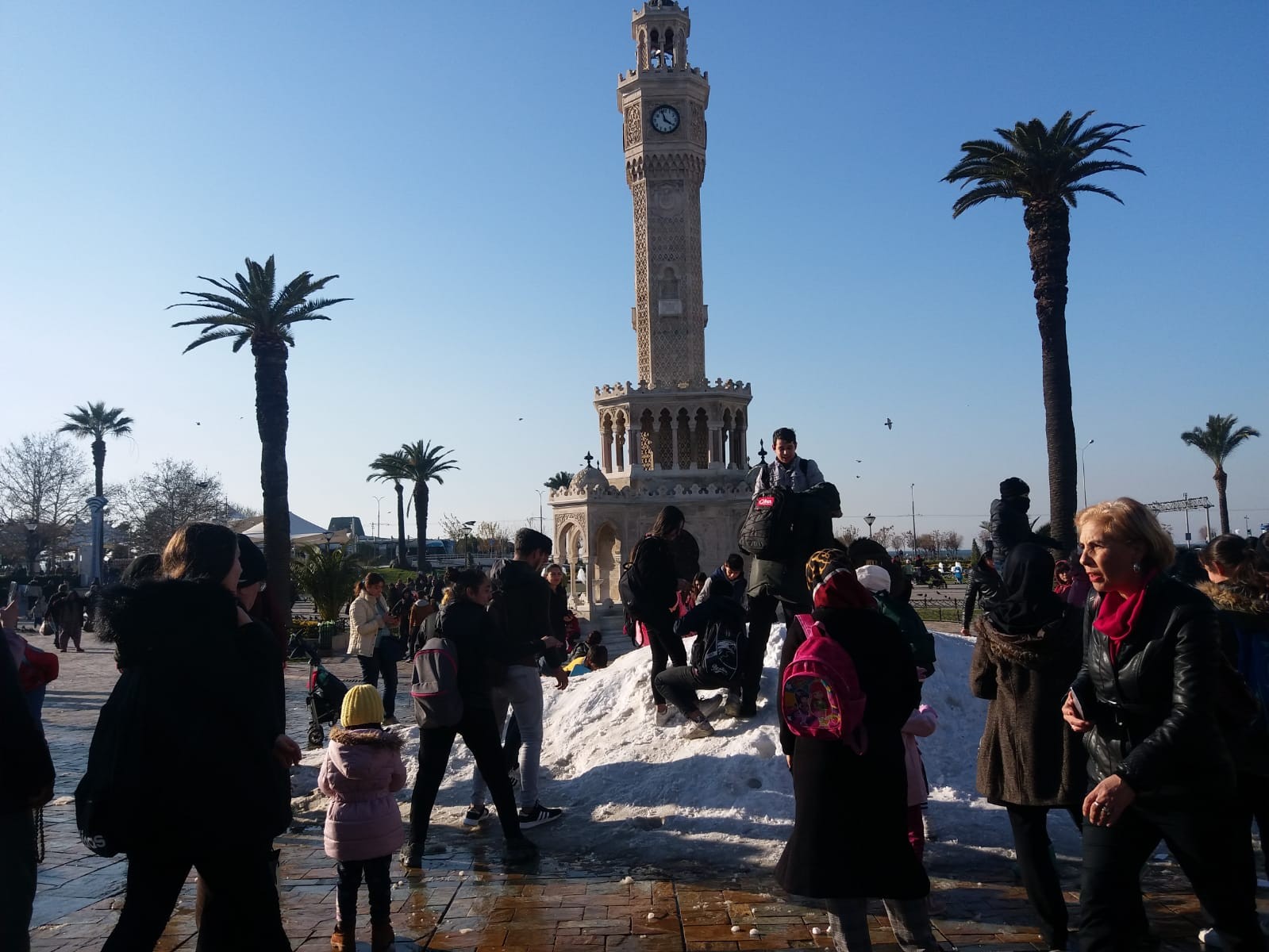 Kar yağmayan İzmir'e kamyonlarla kar getirdiler