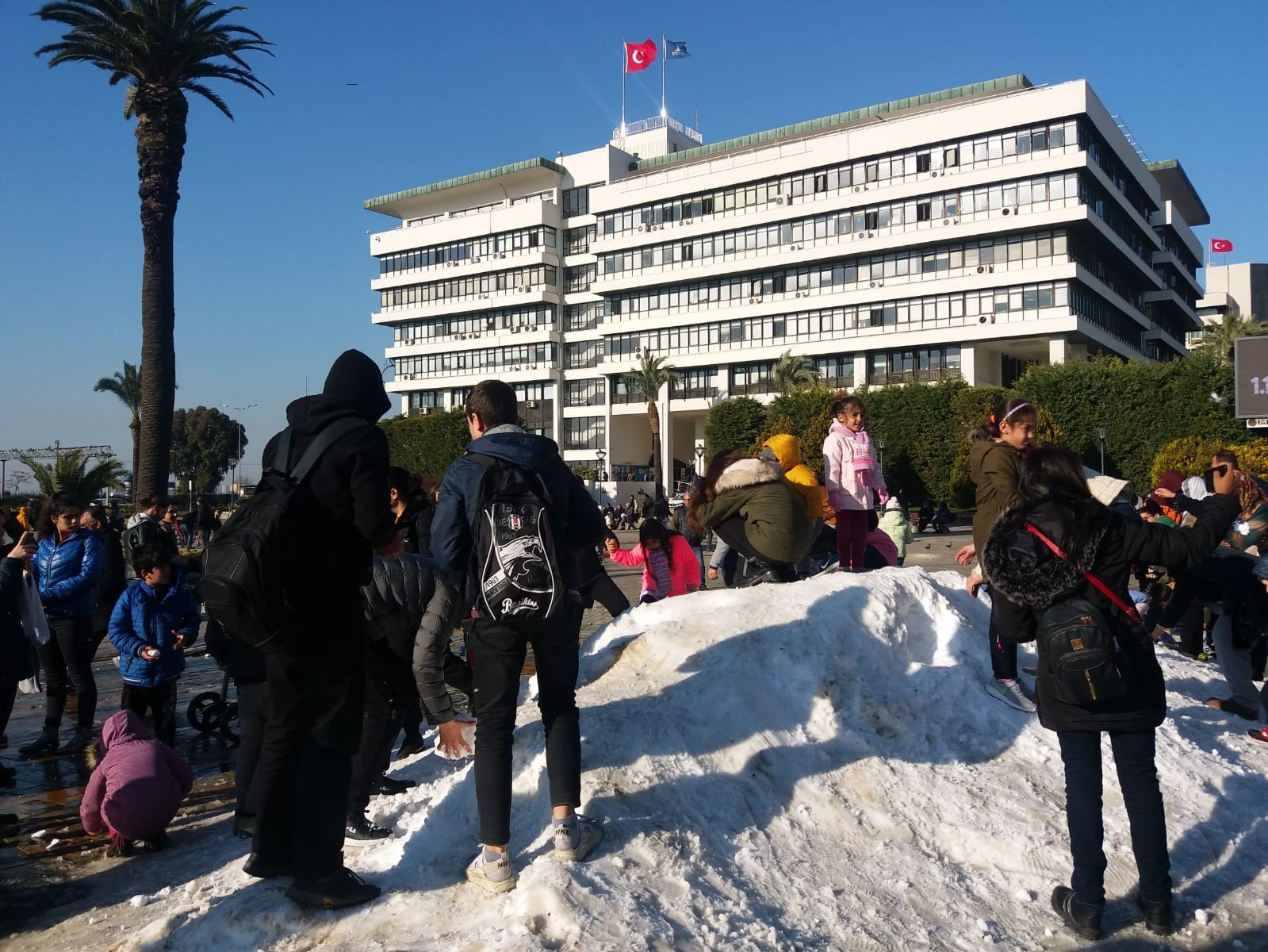 Kar yağmayan İzmir'e kamyonlarla kar getirdiler