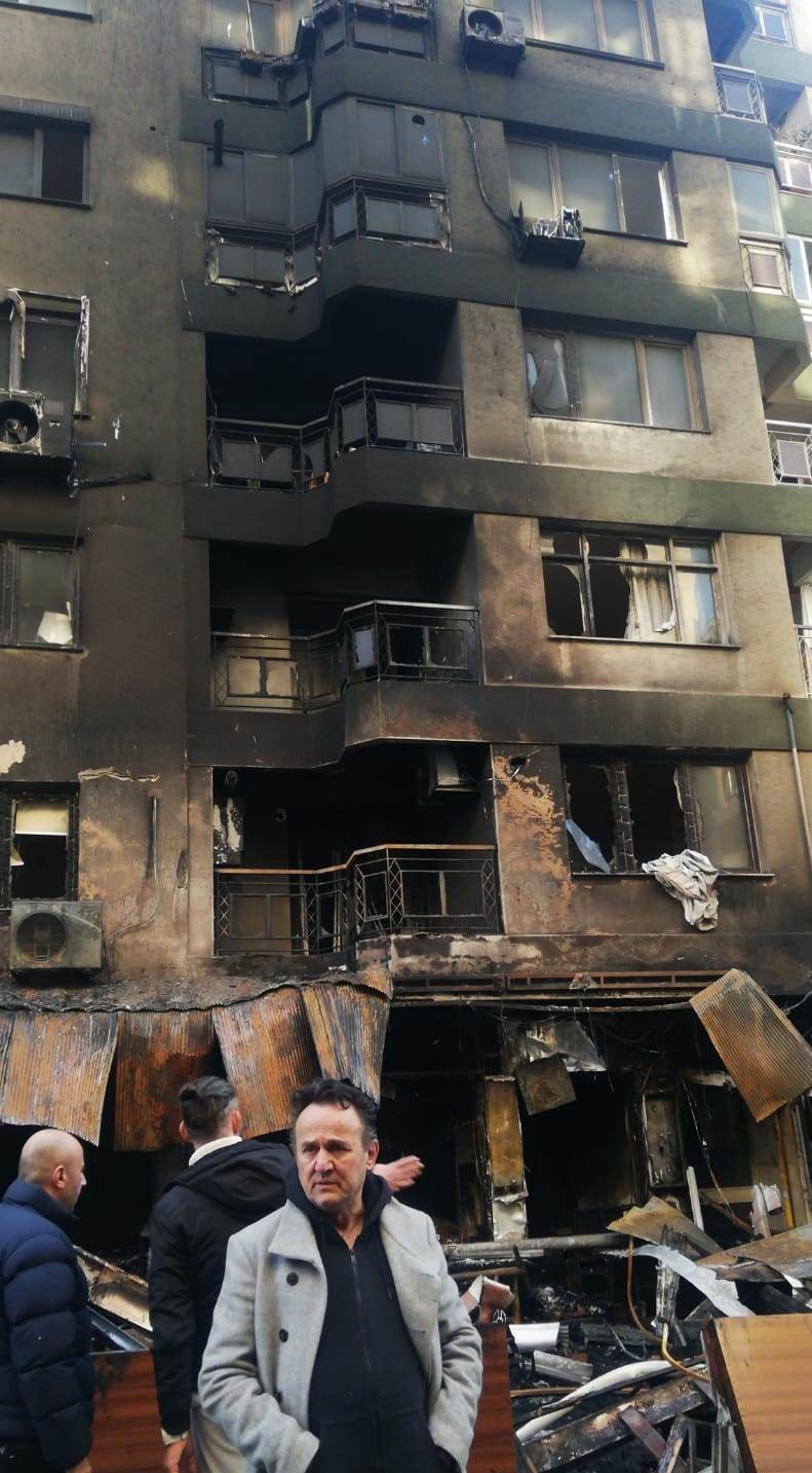 İzmir'de dehşete düşüren yangın: 5 kişi dumandan etkilendi