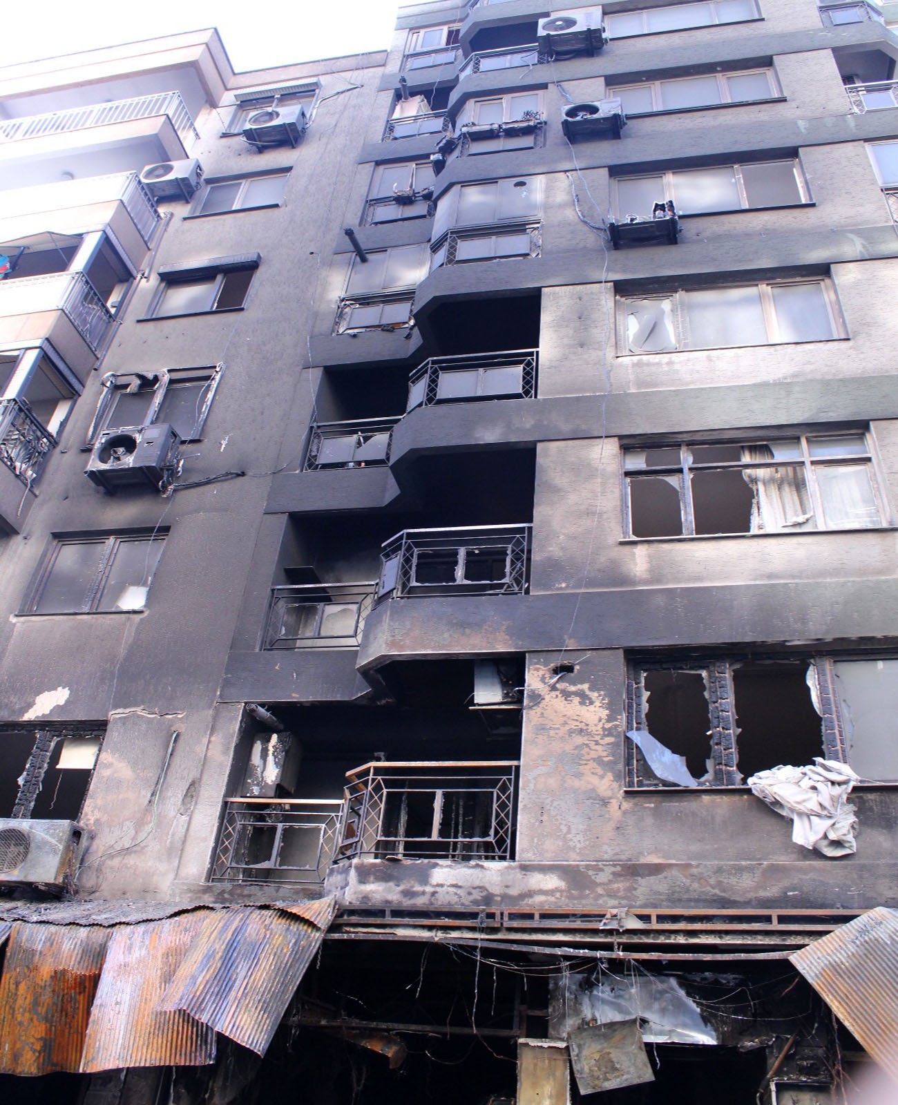 İzmir'de dehşete düşüren yangın: 5 kişi dumandan etkilendi
