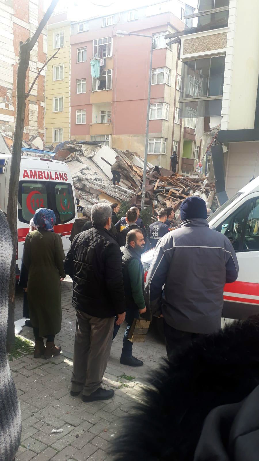 Bahçelievler'de bina yıkıldı