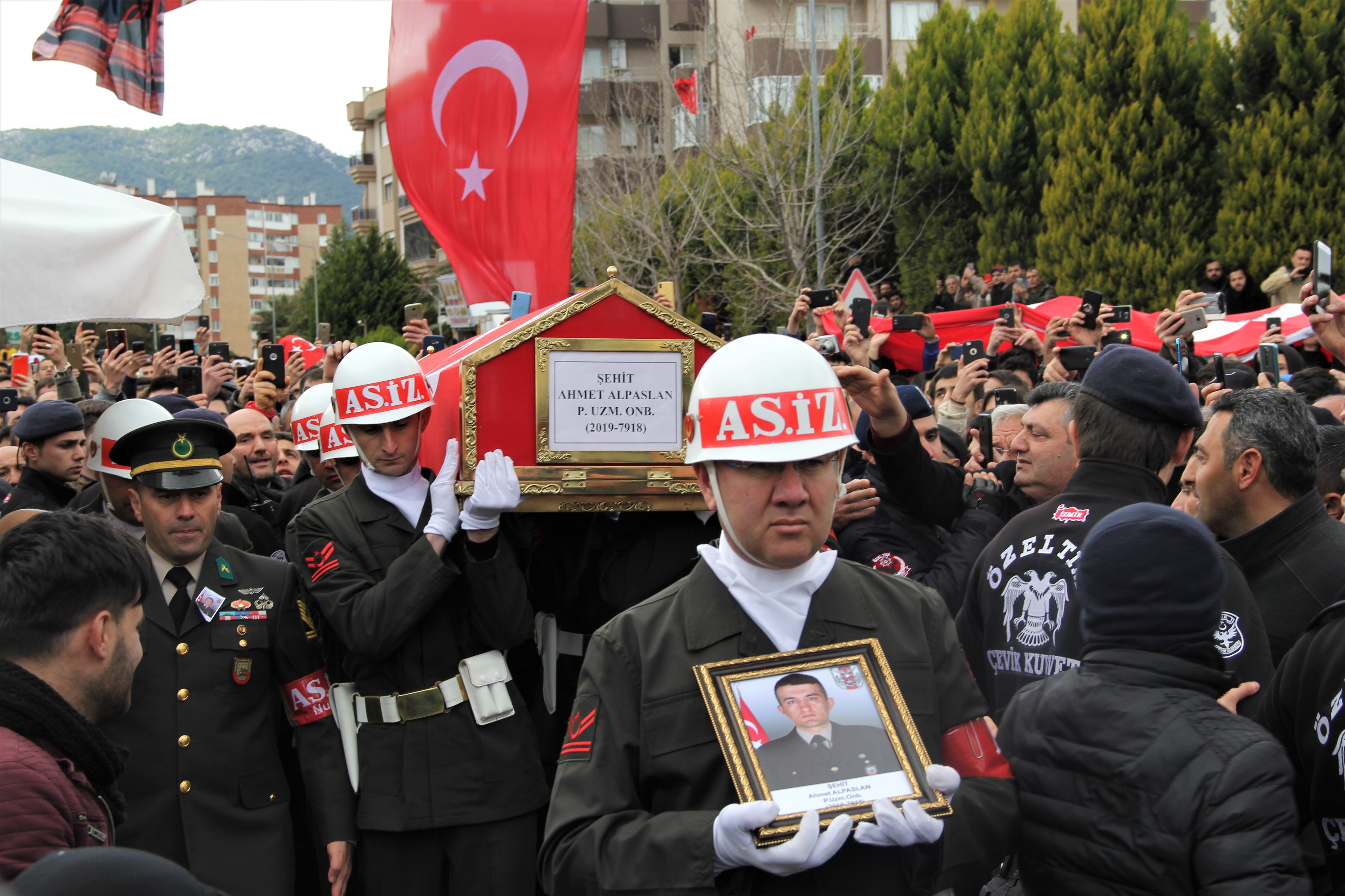 İzmir şehidine ağladı