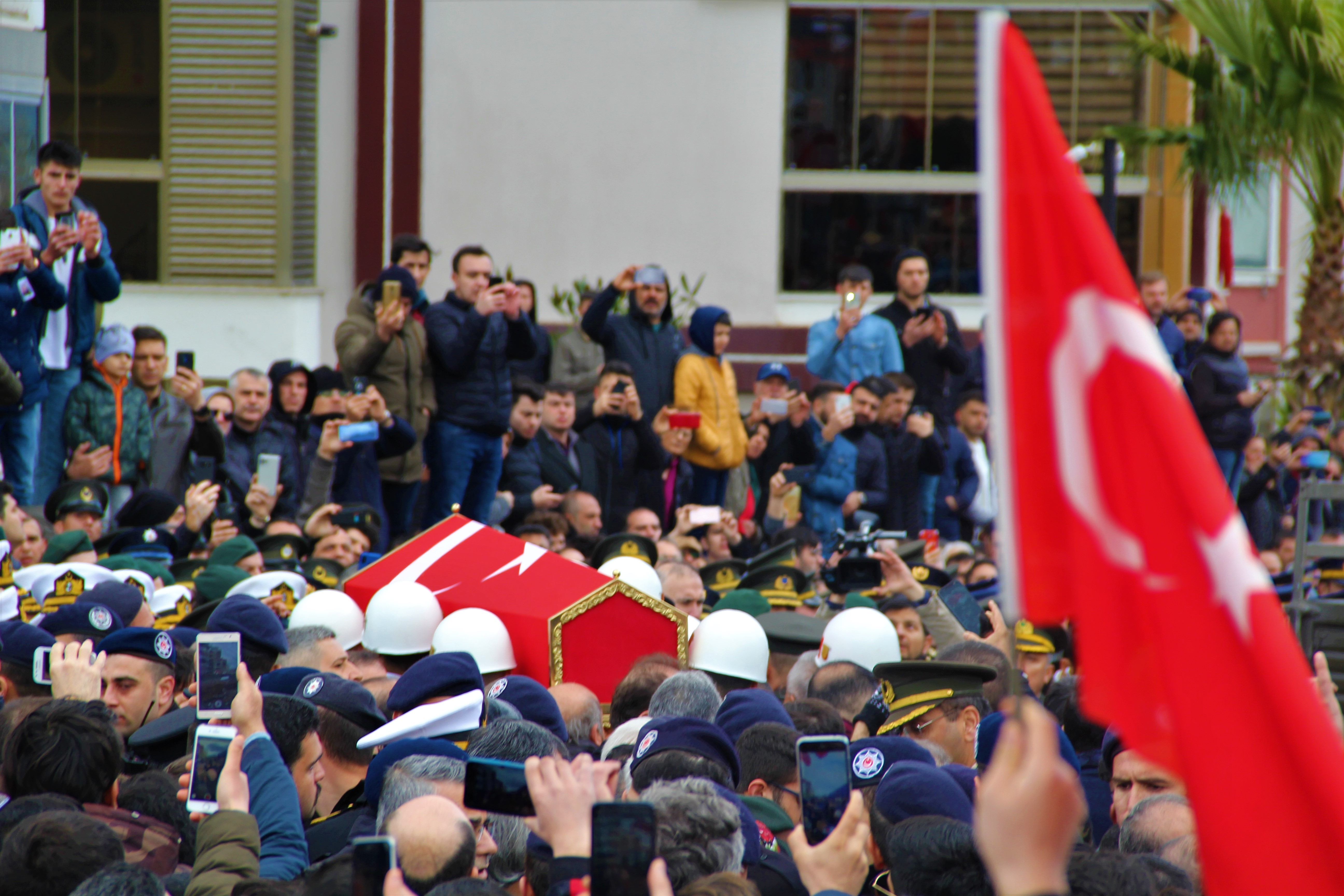 İzmir şehidine ağladı