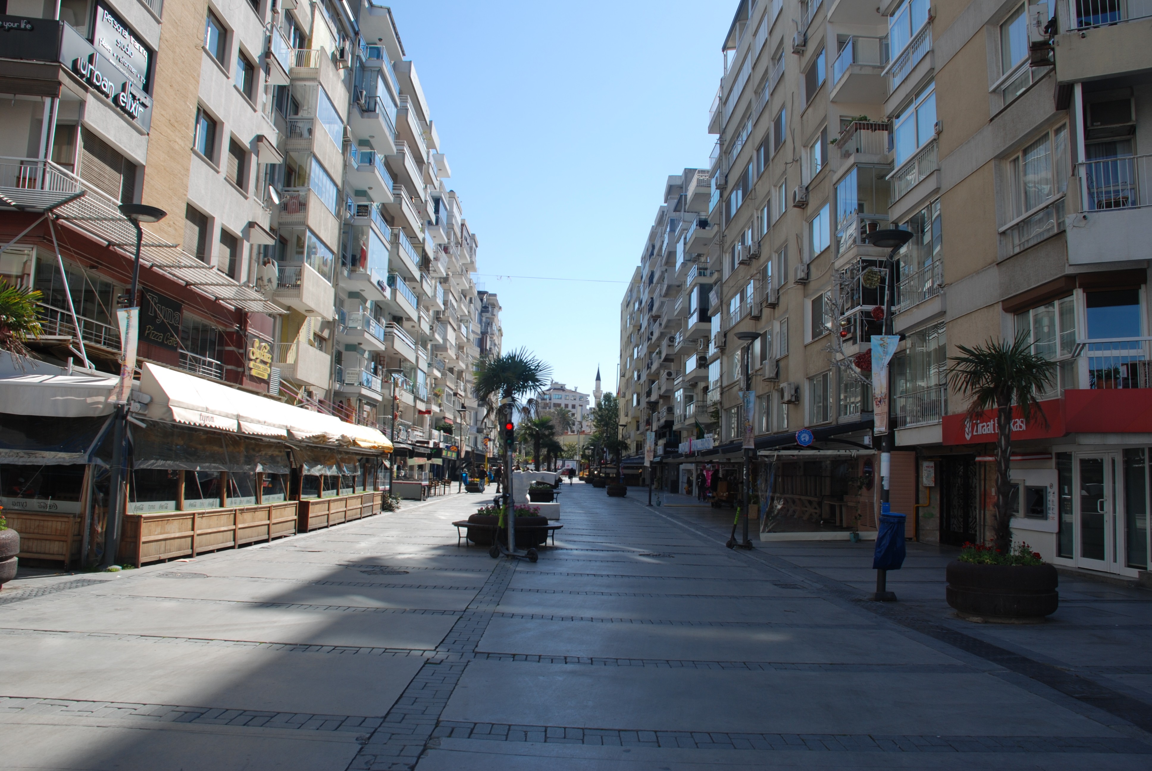 Mekanlar kapandı, sokaklar boş kaldı