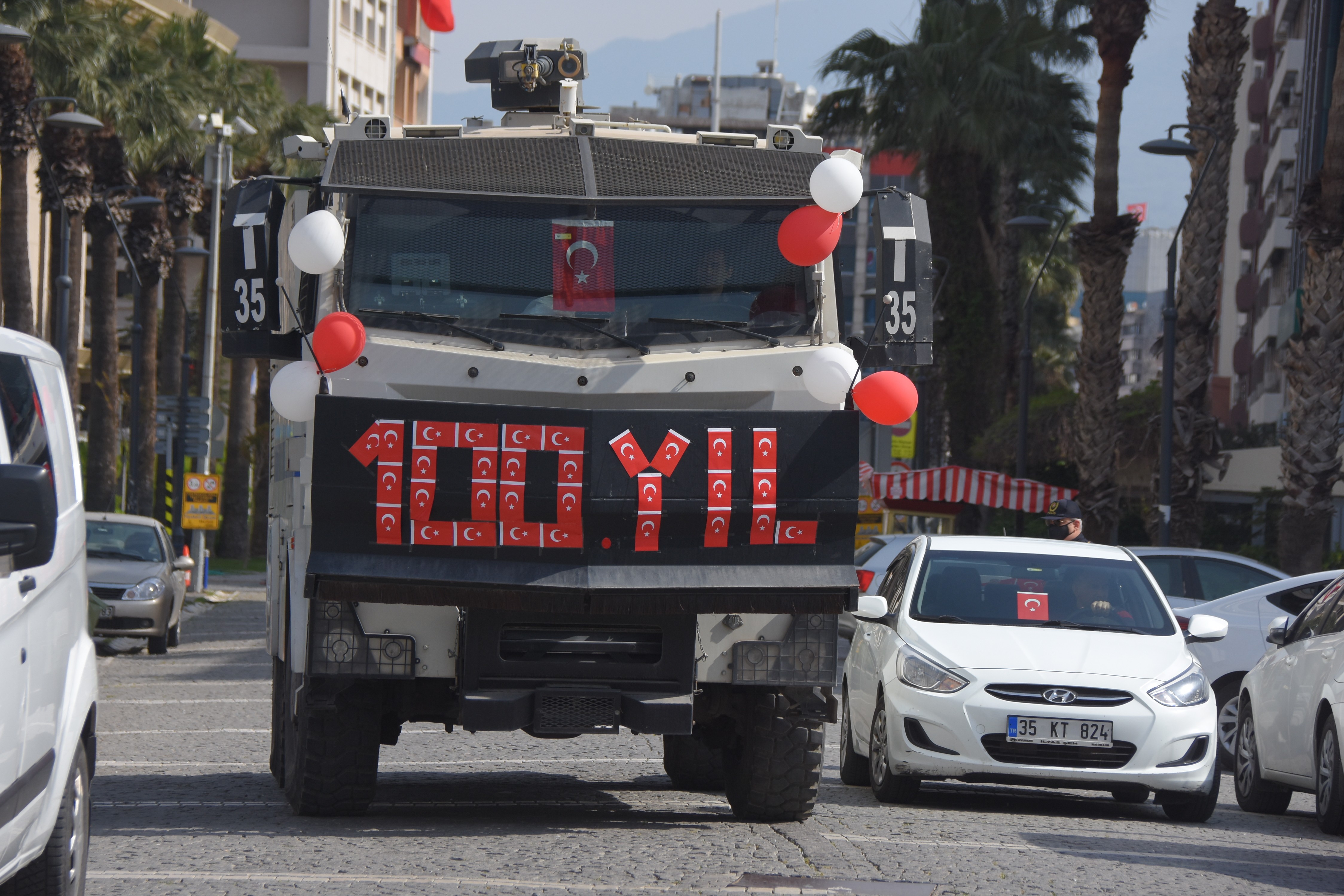İzmir polisi, çocuklara bayram coşkusu yaşattı