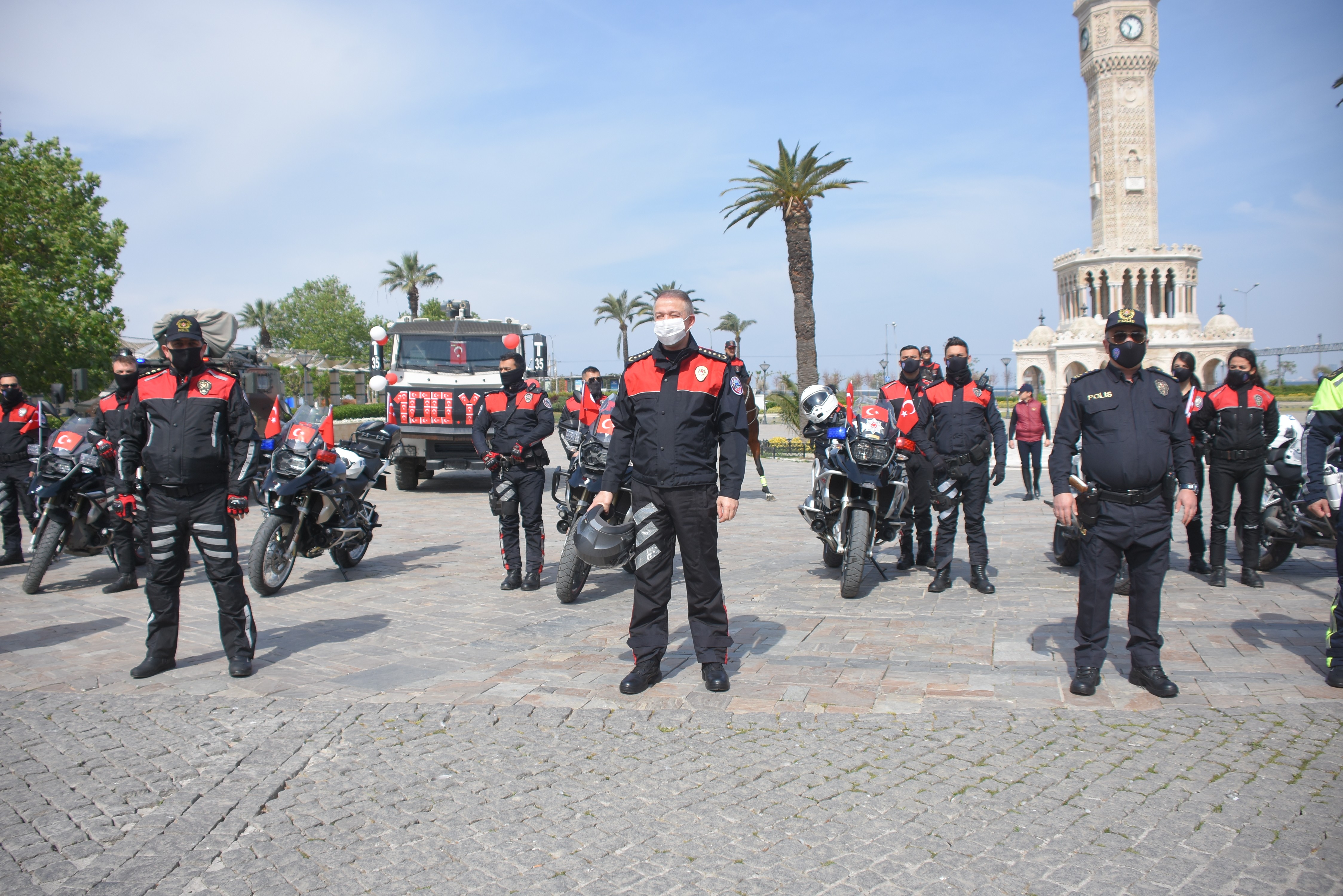 İzmir polisi, çocuklara bayram coşkusu yaşattı