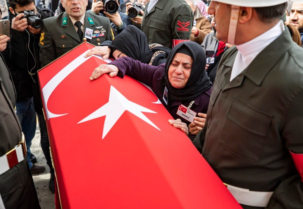İzmir şehidine ağladı