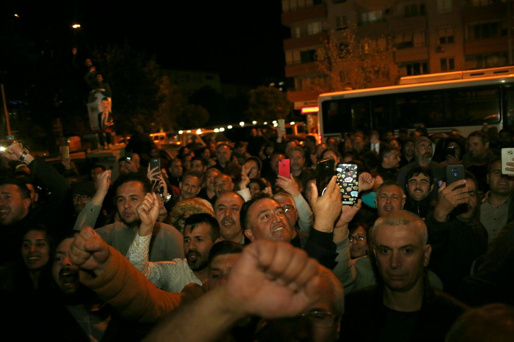 SANDAL, ZAFERİNİ VATANDAŞLARLA KUTLADI