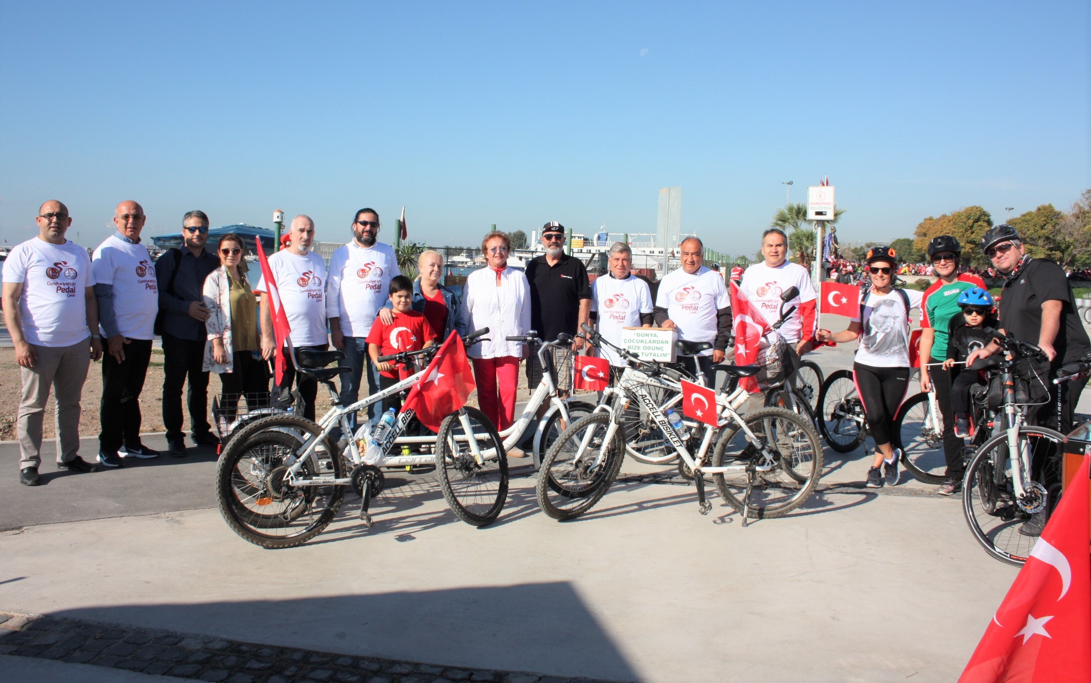 Gazeteciler Karşıyaka’da Cumhuriyet’e pedal çevirdi